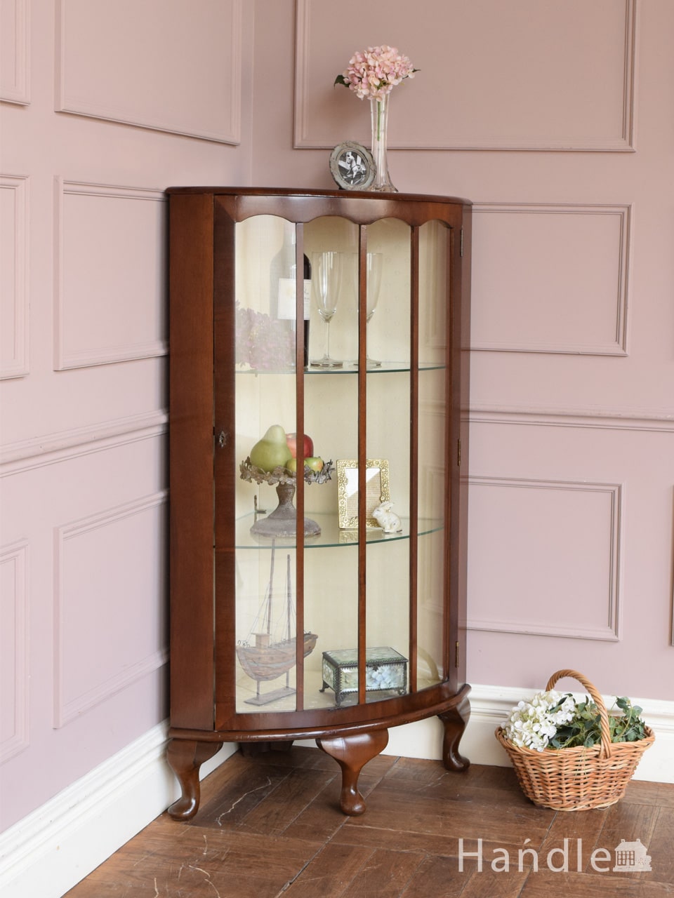 英国から届いたアンティークキャビネット、お部屋の角に置ける