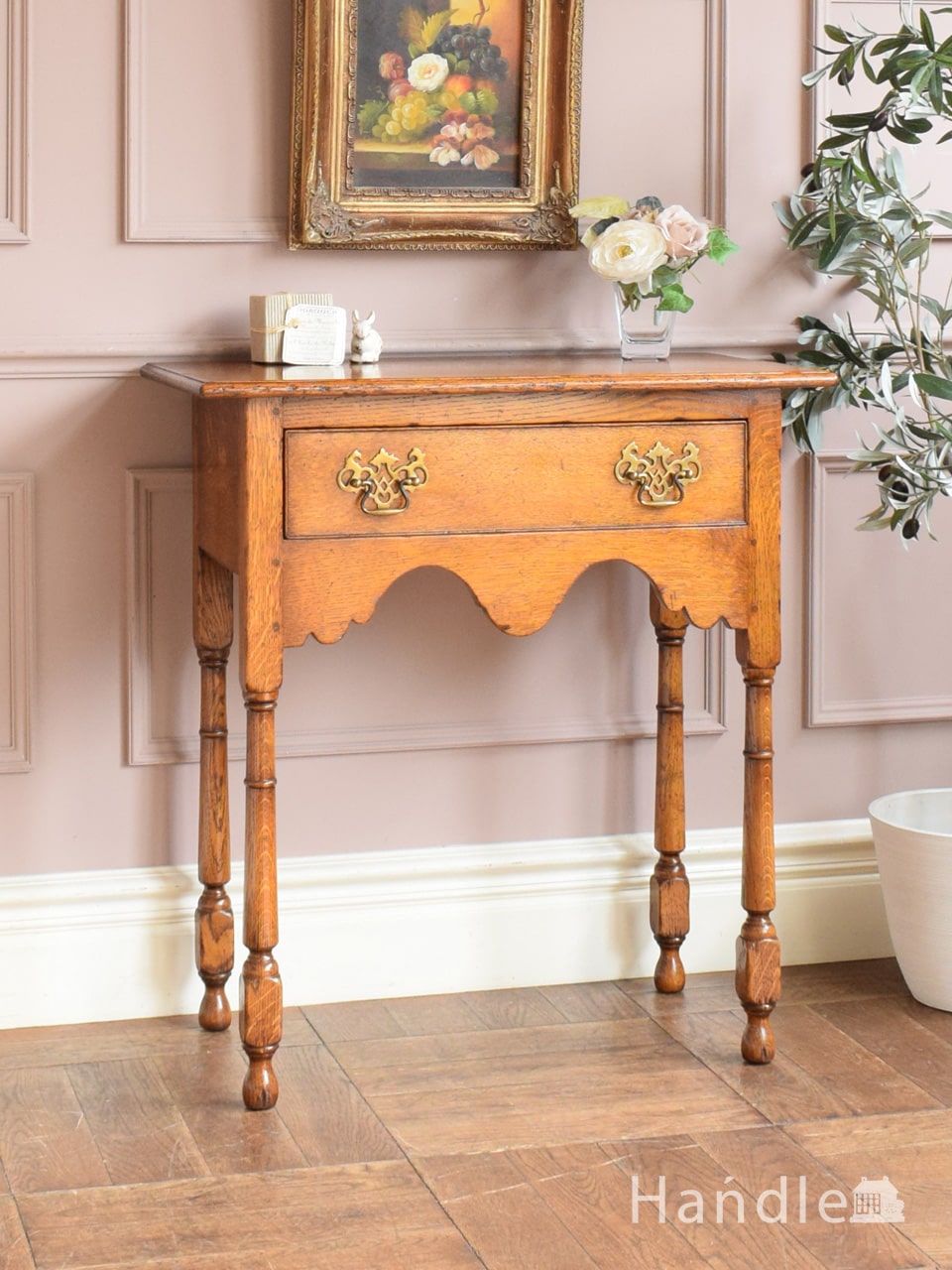 ヴィンテージの北欧インテリア、半月型のコンソールテーブル（サイド