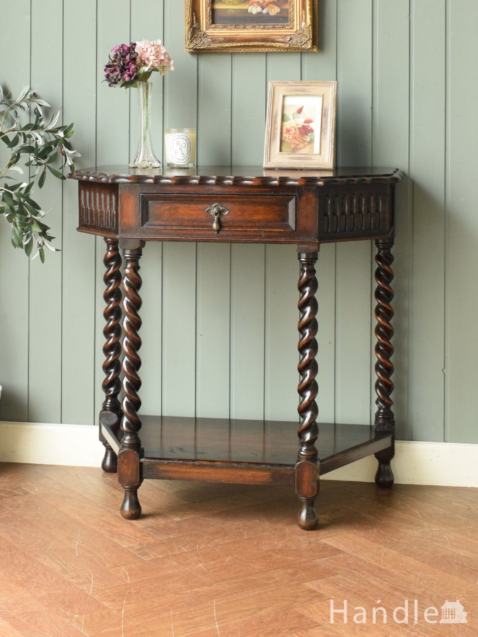 アンティークのコンソールテーブル、アーチ型の彫の装飾が美しい