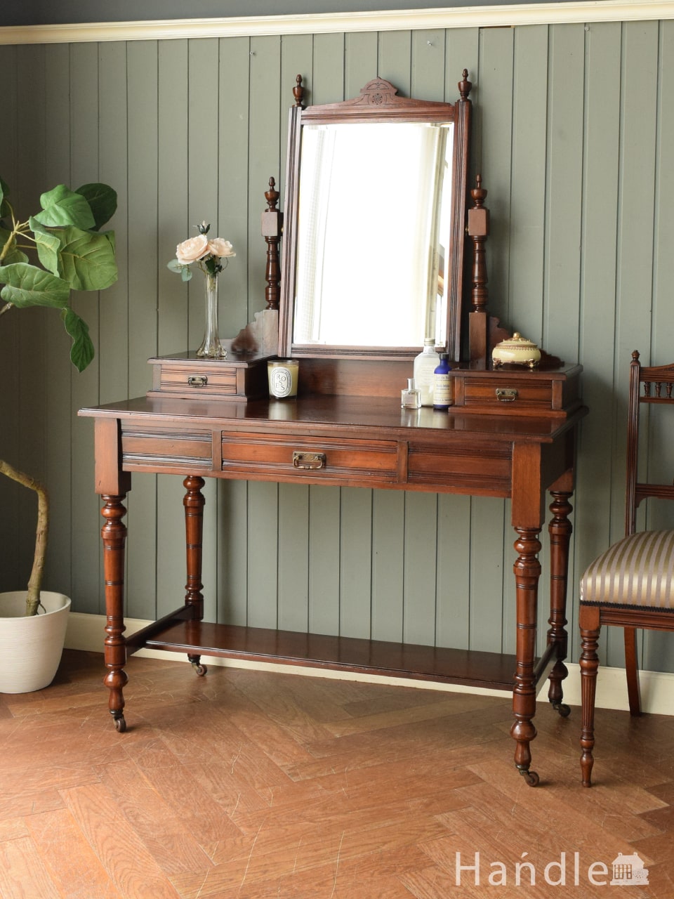 ビクトリアン様式の美しいドレッシングデスク、大きな鏡がついた