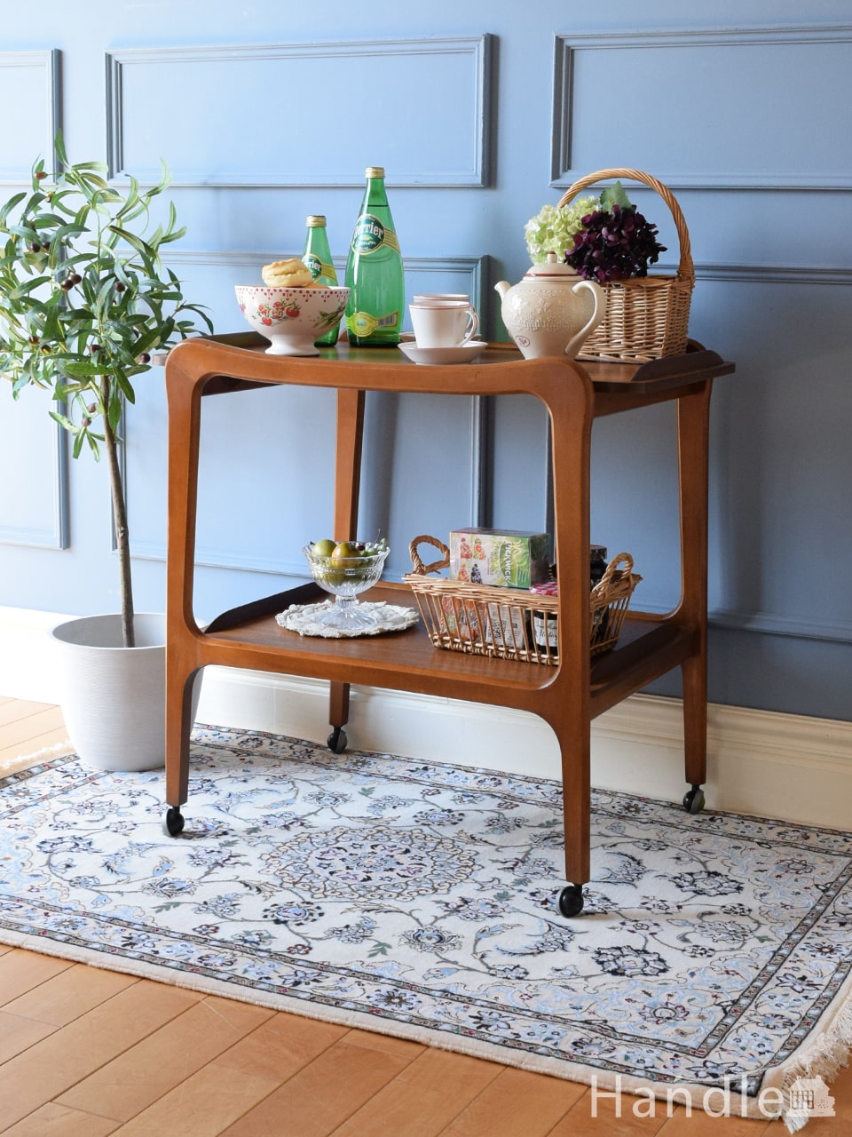 英国アンティークのおしゃれなキッチンワゴン、扉収納付きの便利な