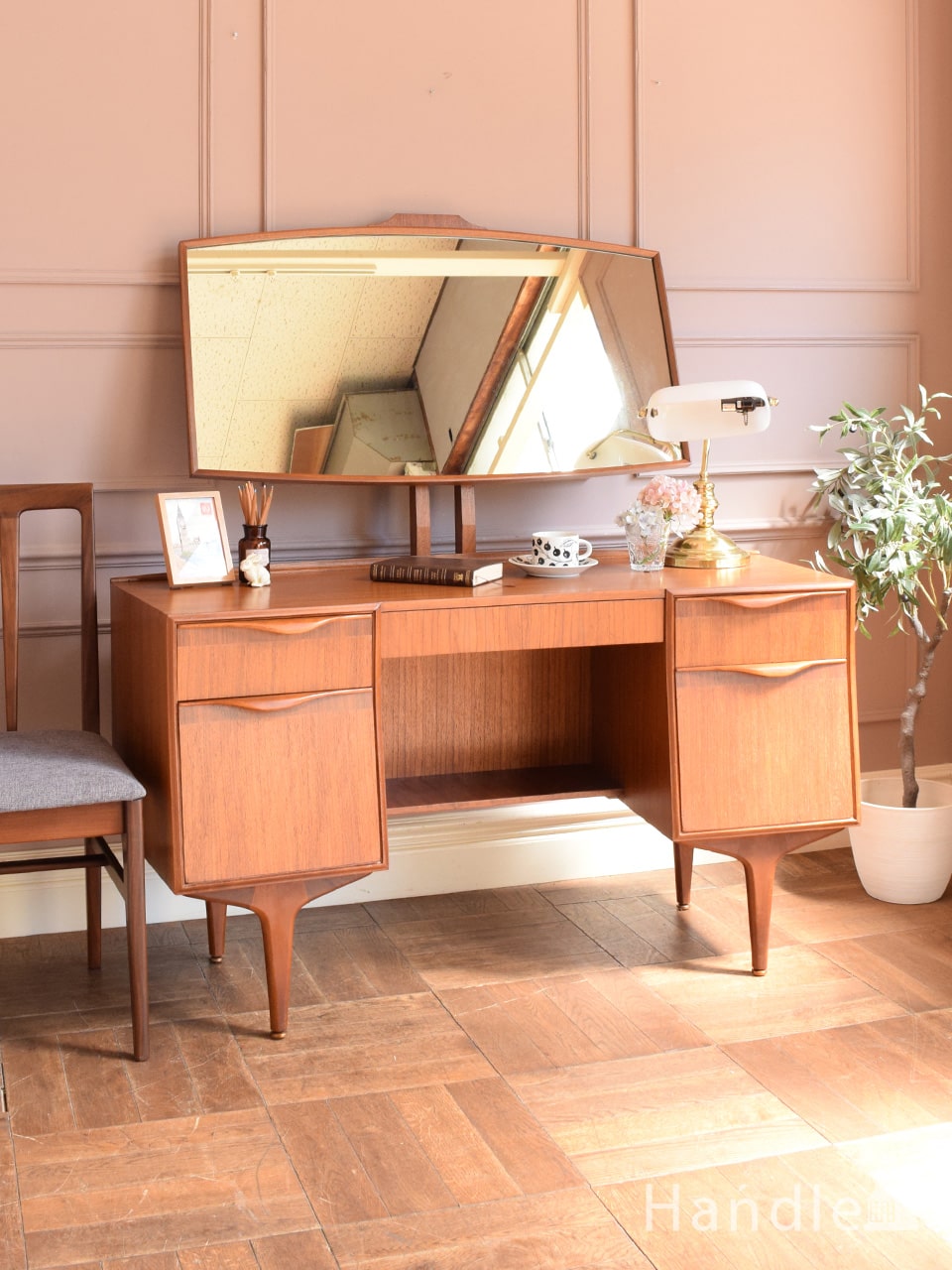 フランスのアンティーク家具、パーケットリーの天板がおしゃれな