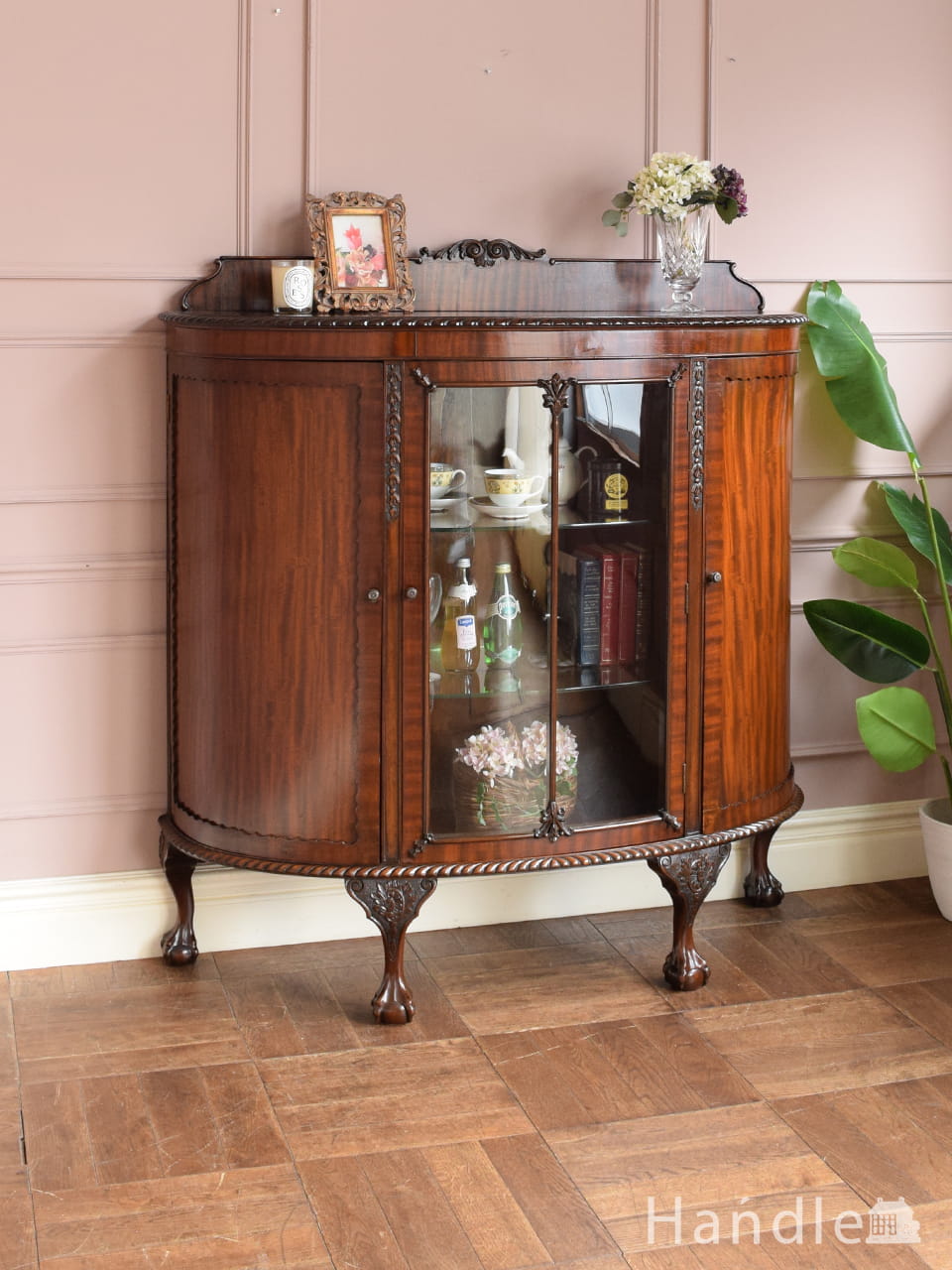 角を有効に使うアンティーク家具、ガラス扉のコーナーキャビネット(k