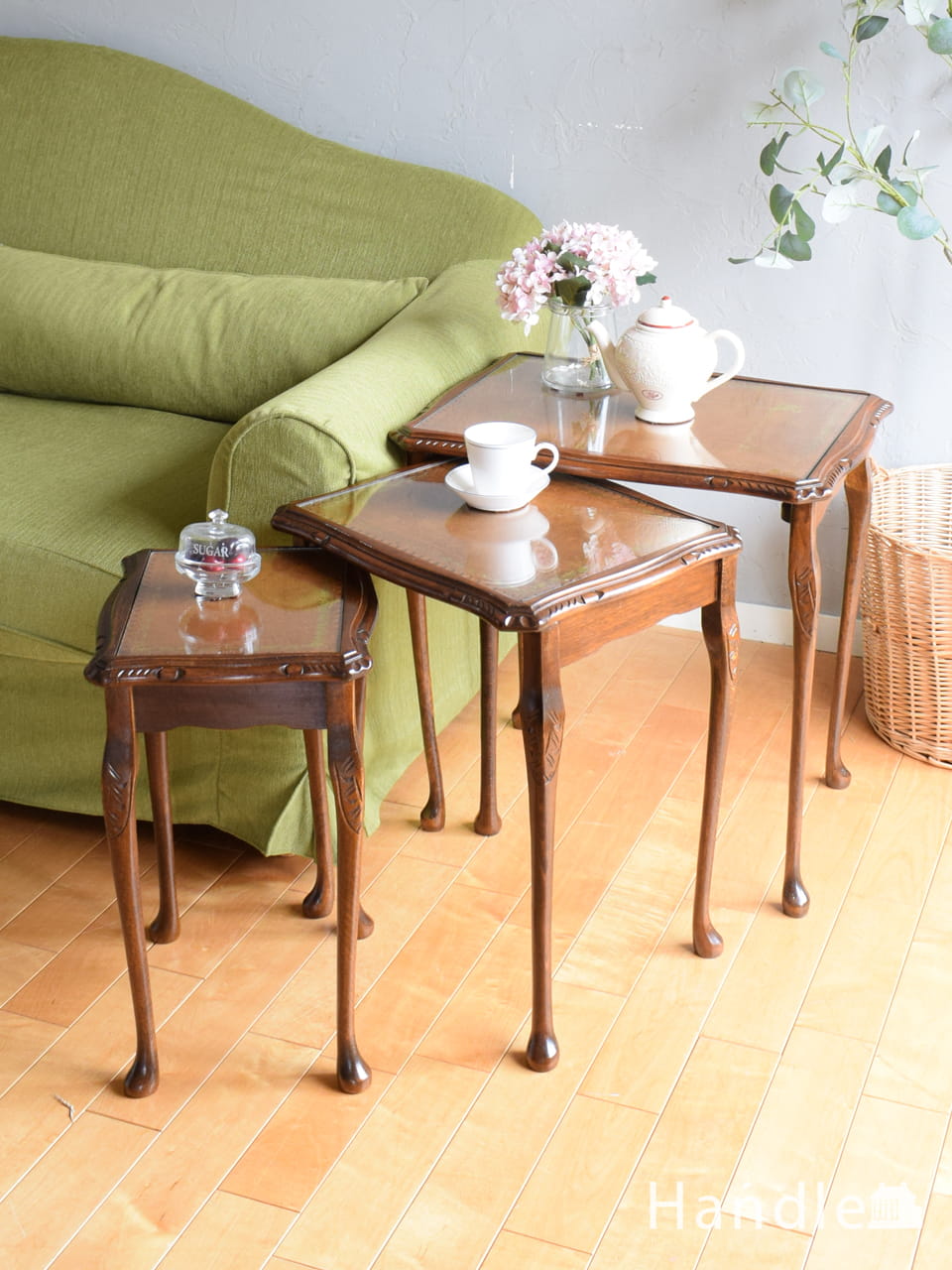 英国のおしゃれなアンティークテーブル、豪華な装飾が華やかな六角形の