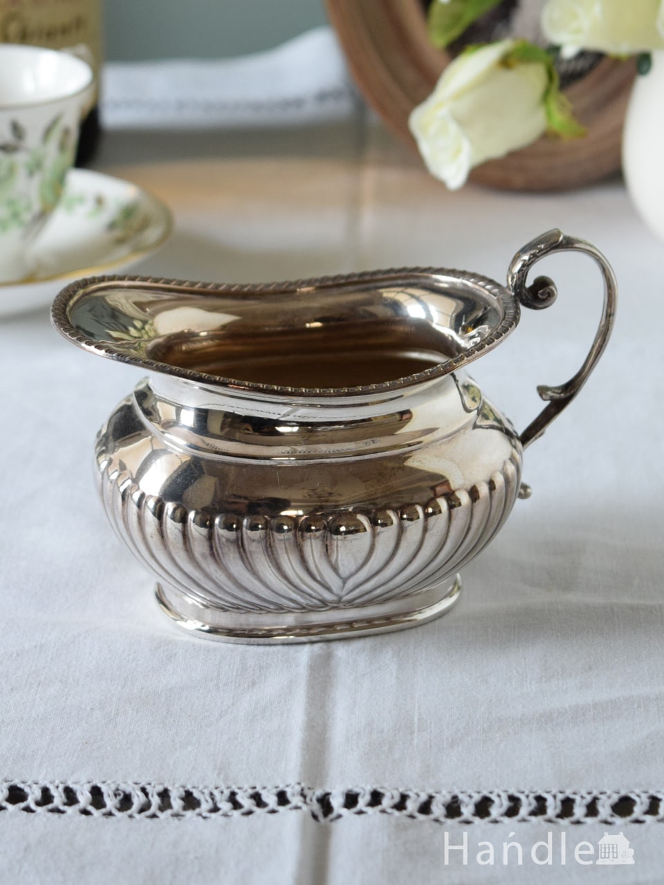 アフタヌーンティーを楽しむ英国アンティークの食器、クイーンアン