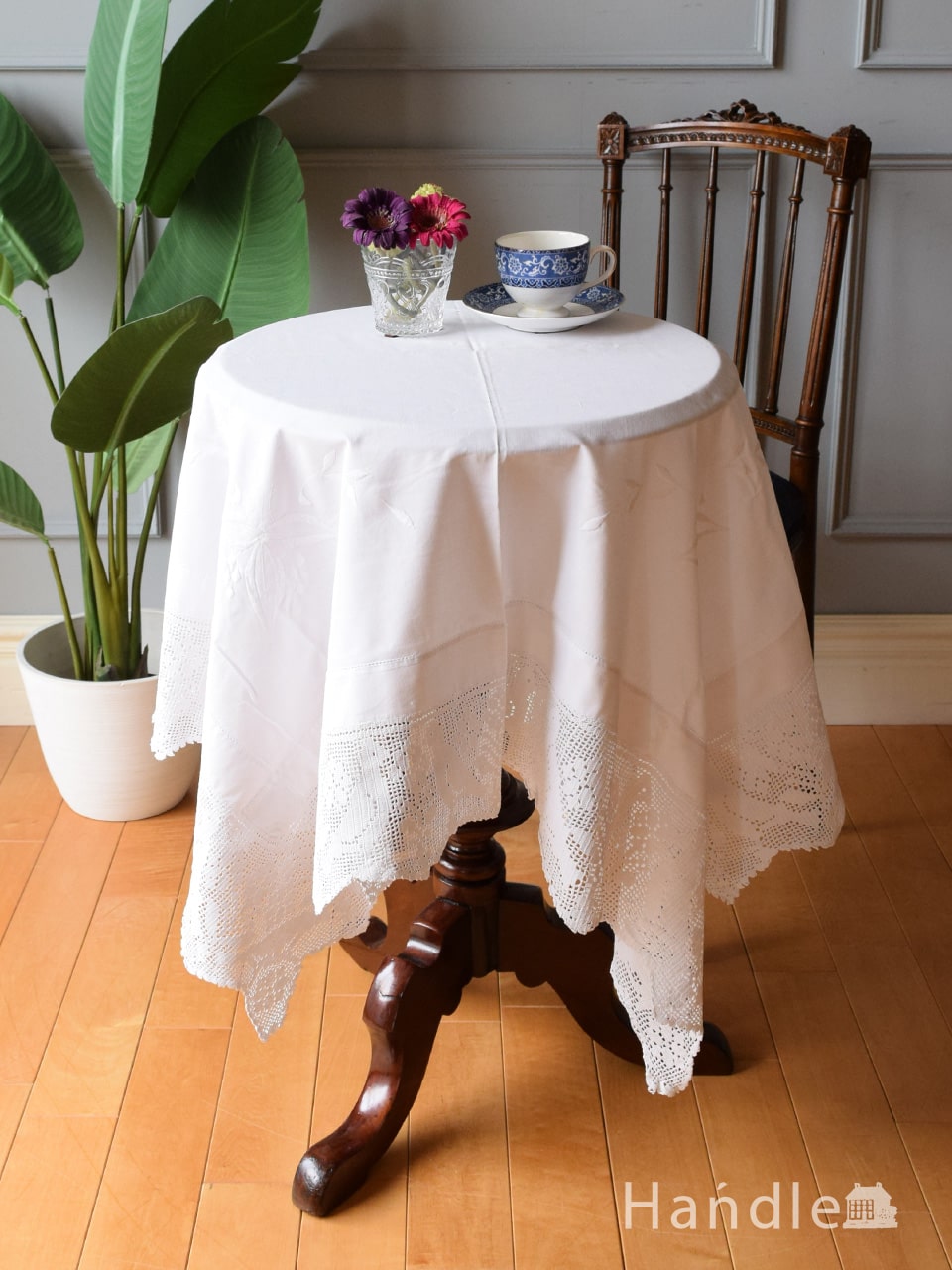 フランスから到着したテーブルクロス、お花畑で小鳥がさえずるデザイン