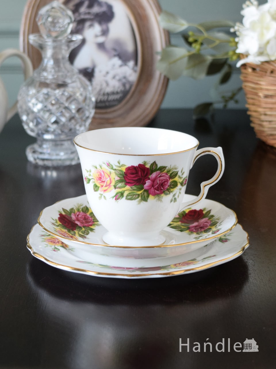 イギリスのビンテージ食器、美しい3色の薔薇が描かれたロイヤルベール