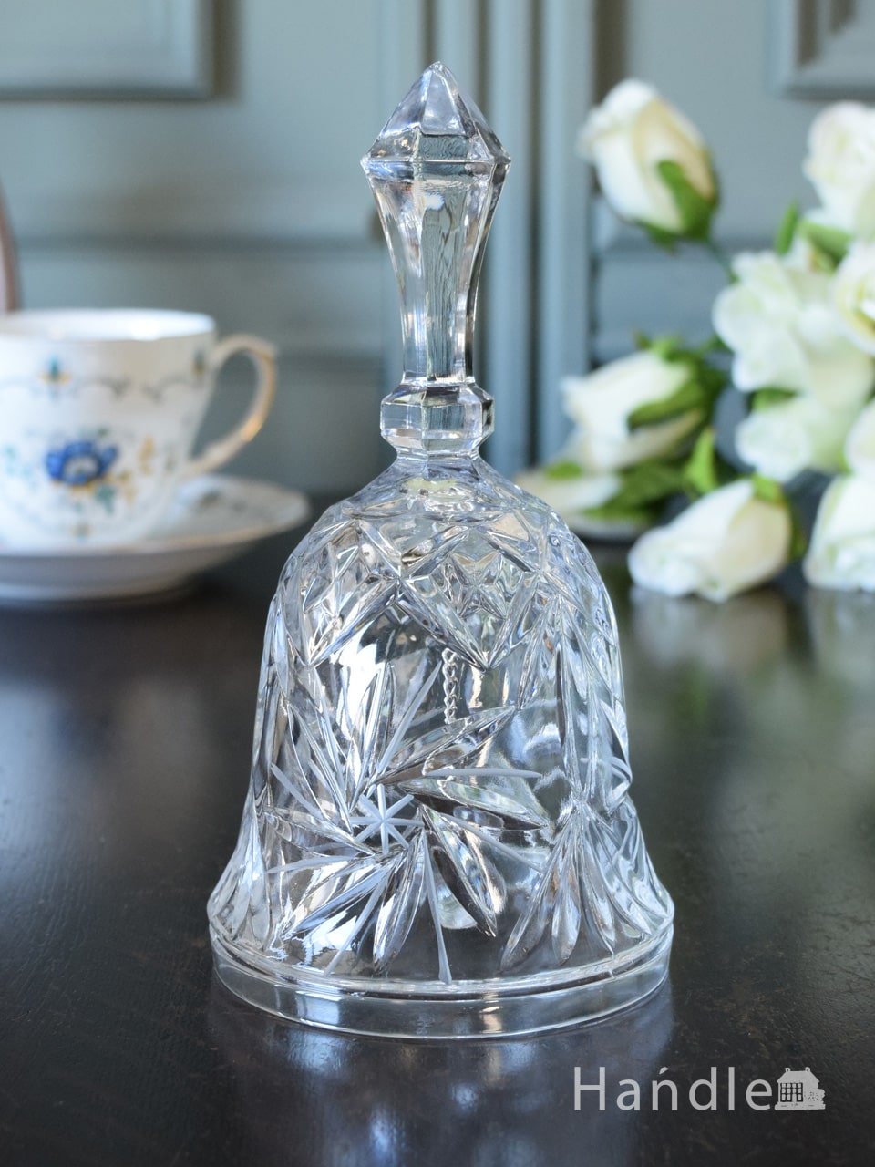 アンティークのガラスベル、大きなお花模様が輝くディナーベル（プレス