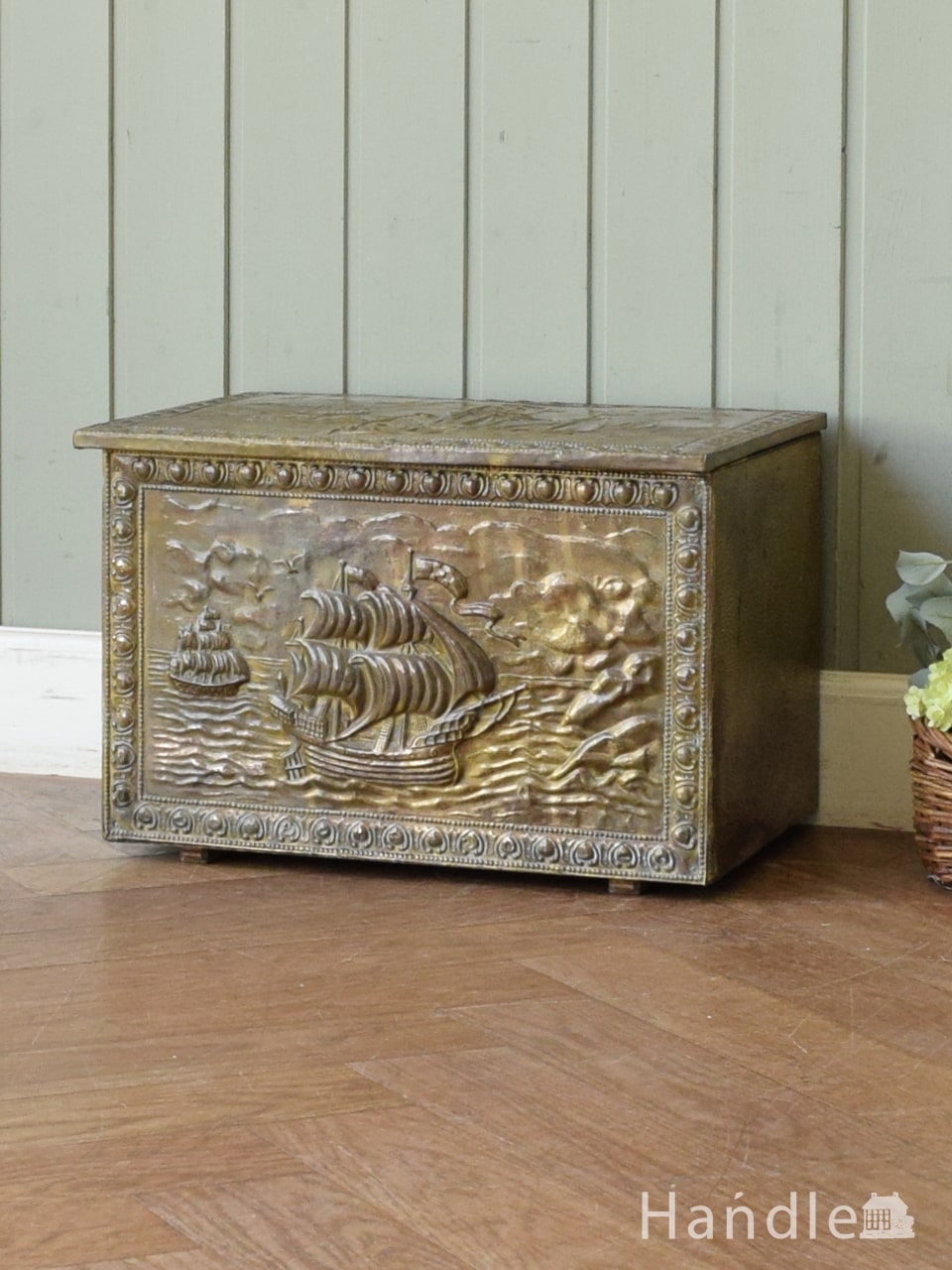 英国アンティークのおしゃれな収納箱、船の模様が入ったブラスボックス