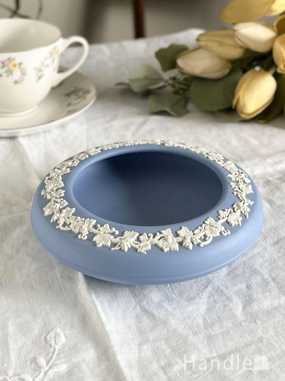 縁取りのレリーフが美しいアンティークのトレイ、ウェッジウッドの