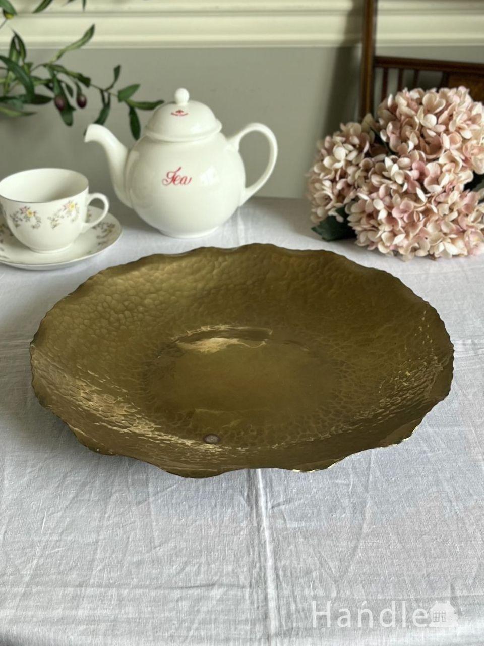 英国アンティークの真鍮でできたおしゃれなお皿、ゴールド色にキラキラ