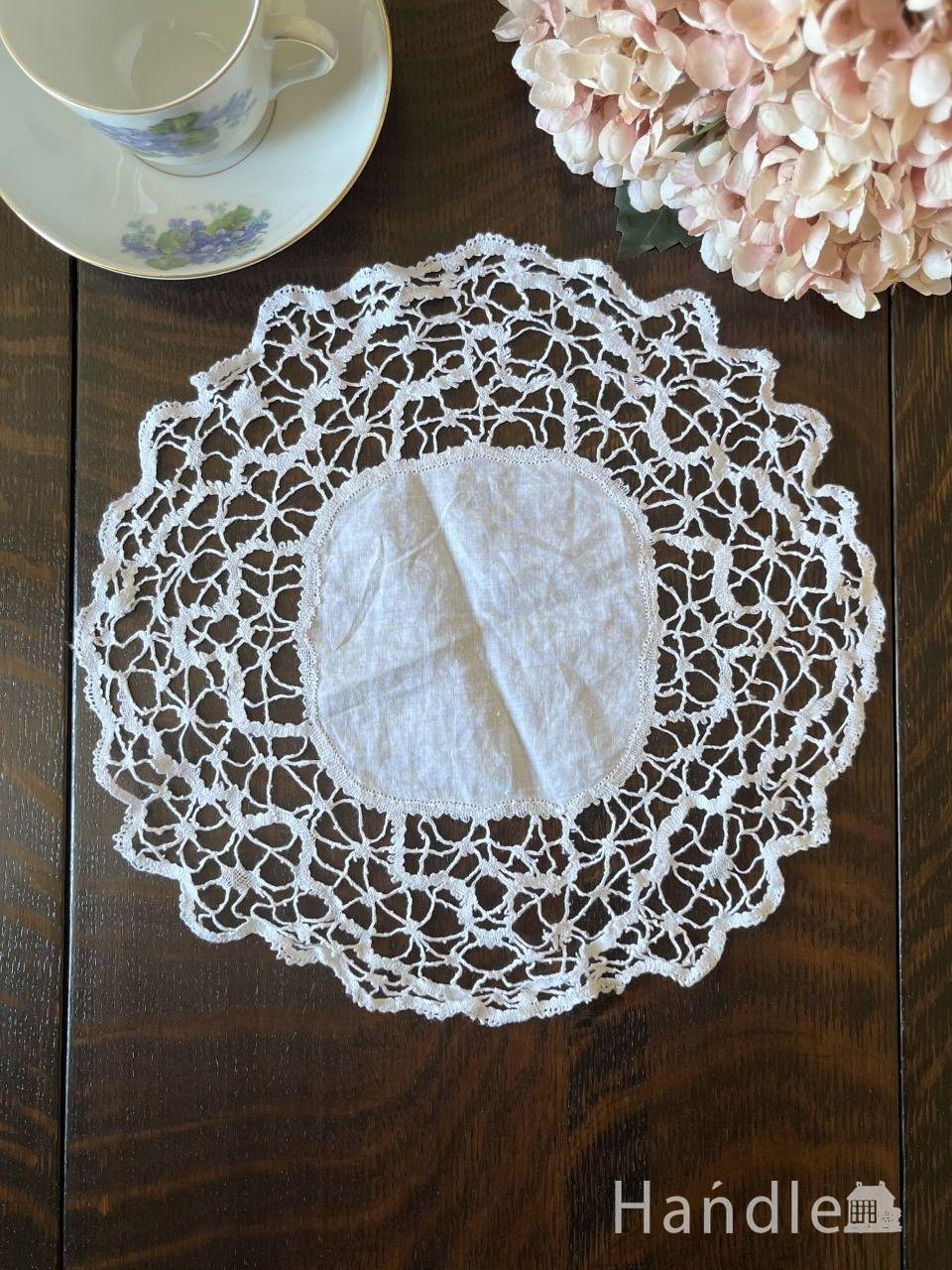 刺繍が可愛いフランスアンティーク、繊細なレースのスクエア型のクロス