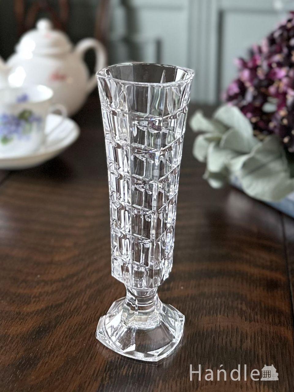 幾何学模様の型押しがカッコいい花瓶、アンティークプレスドグラスの