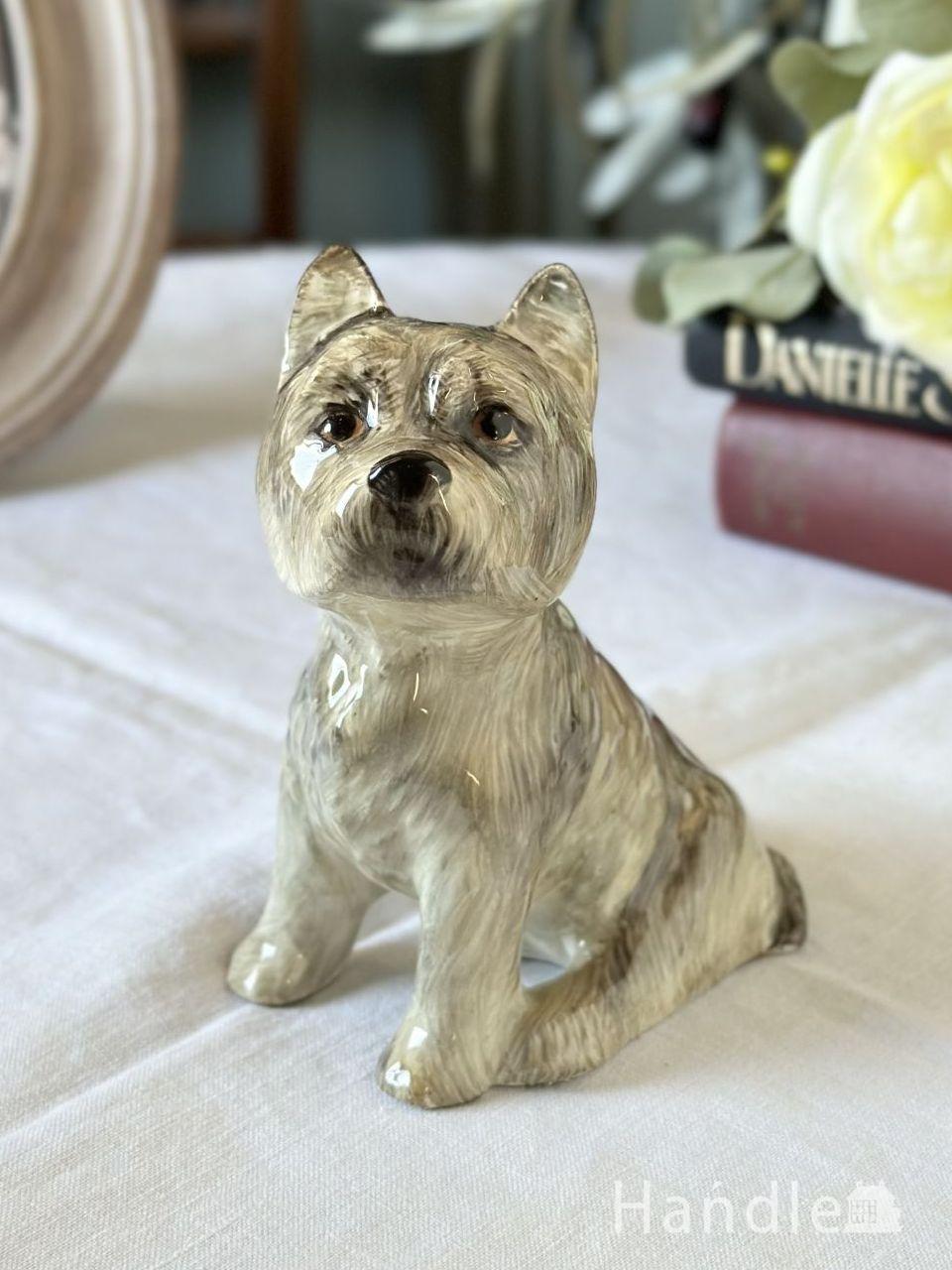 英国アンティークの陶磁器で出来たフィギュリン、表情が可愛い白い