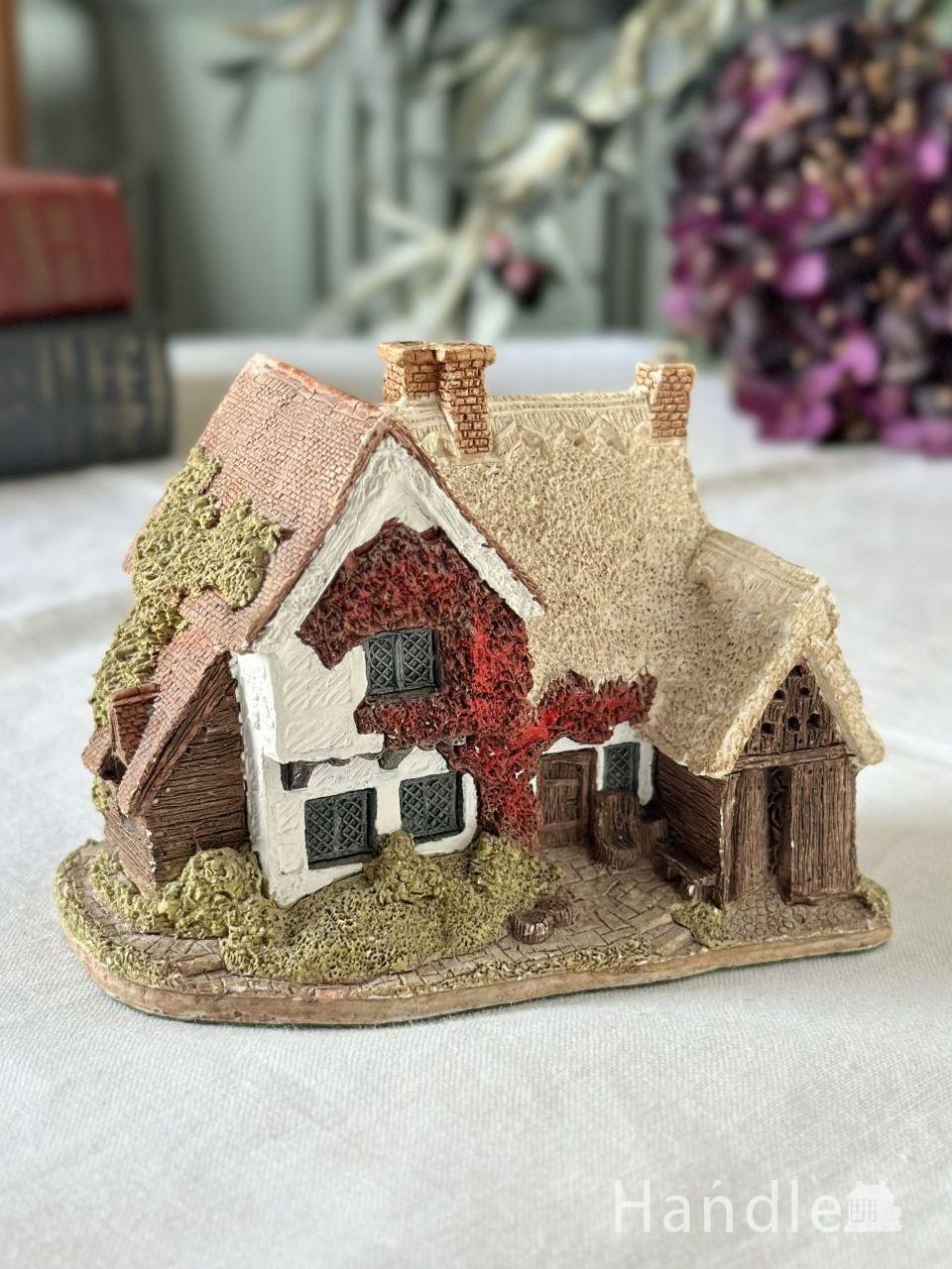 茅葺屋根と漆喰の壁が可愛いミニチュアハウス、英国アンティークの