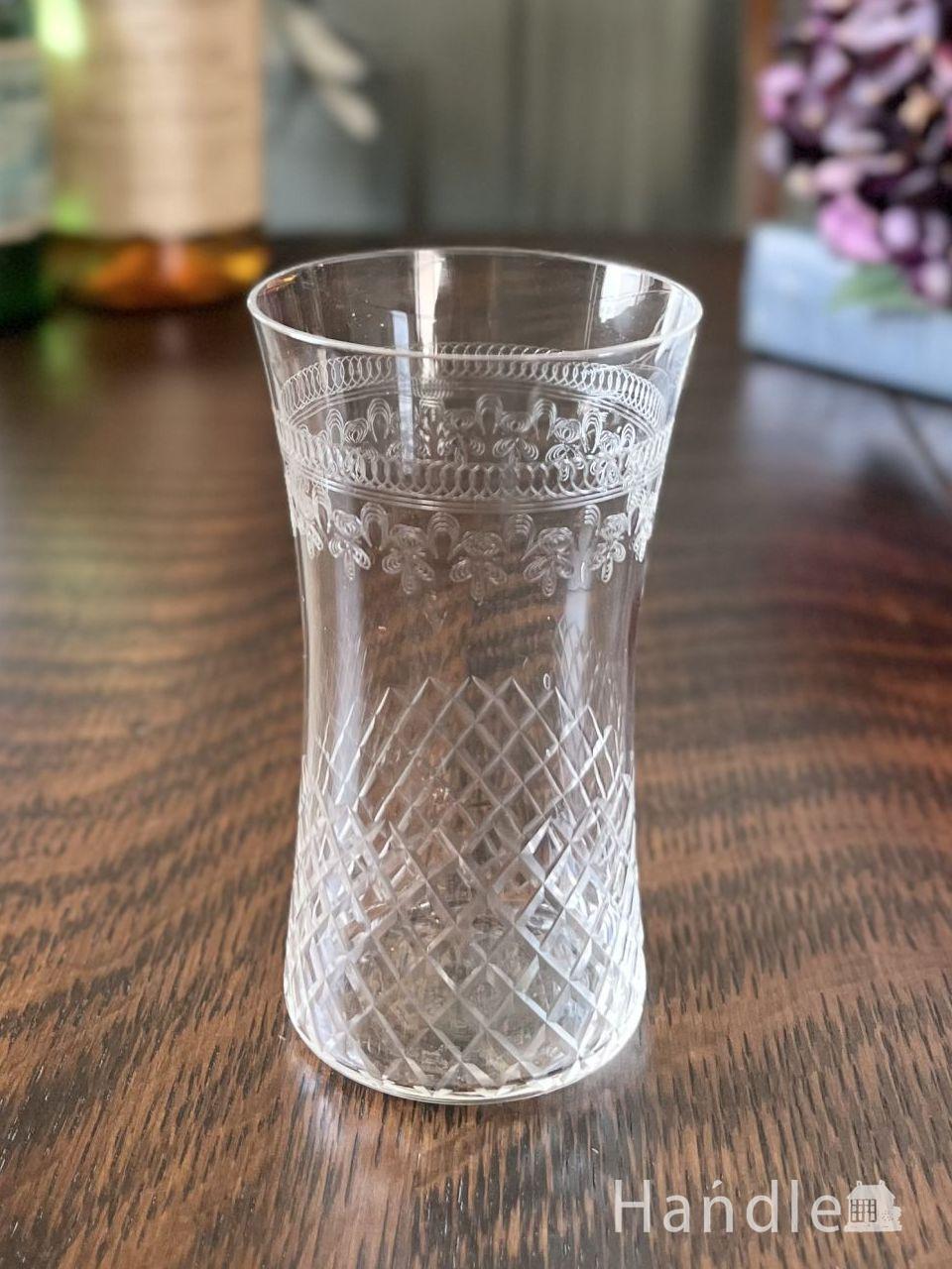 アンティークのガラス食器、輝くプレスドグラスの持ち手付きグラス