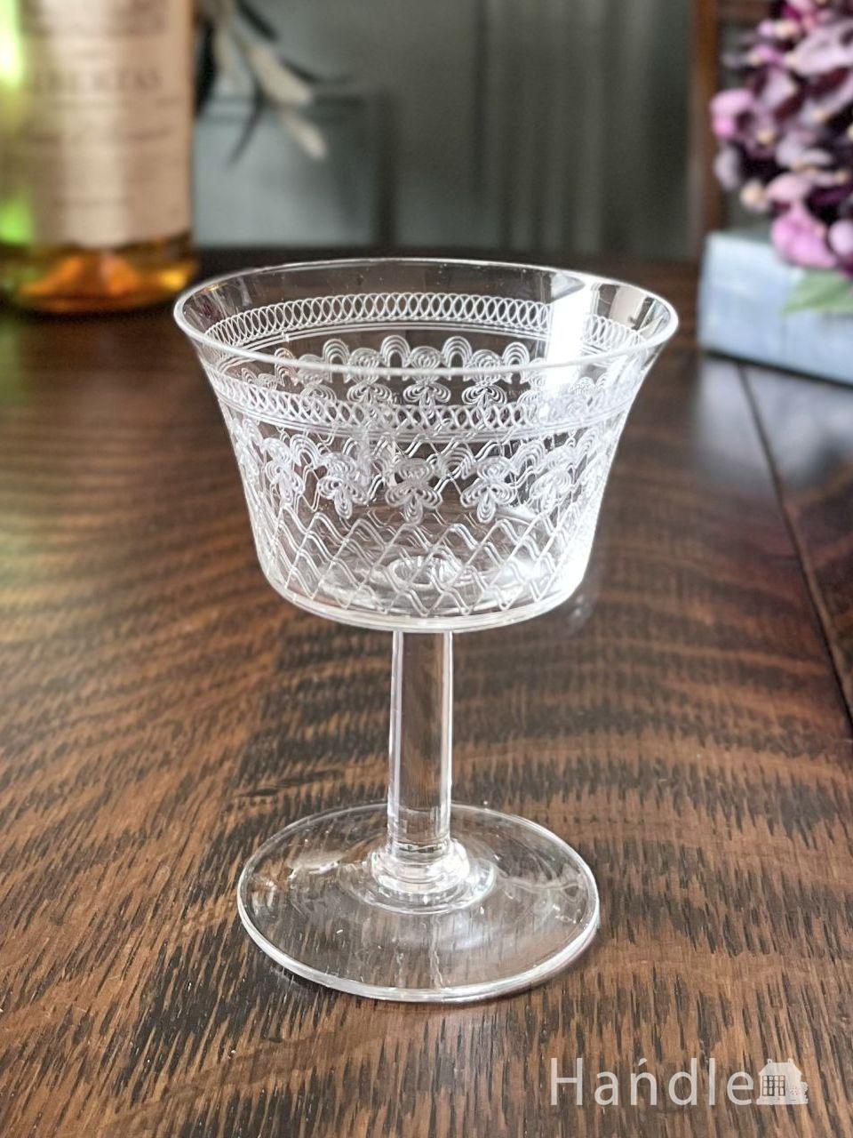 アンティークのガラス食器、輝くプレスドグラスの持ち手付きグラス