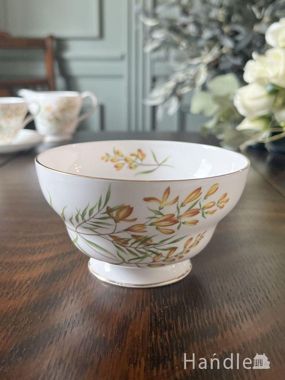 イギリスから到着したアンティークの食器、花柄が可愛いアンティーク