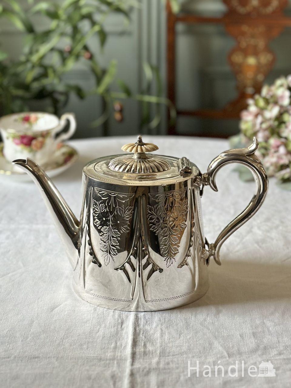 英国から届いたロイヤルアルバートのティーポット、華やかなバラの模様