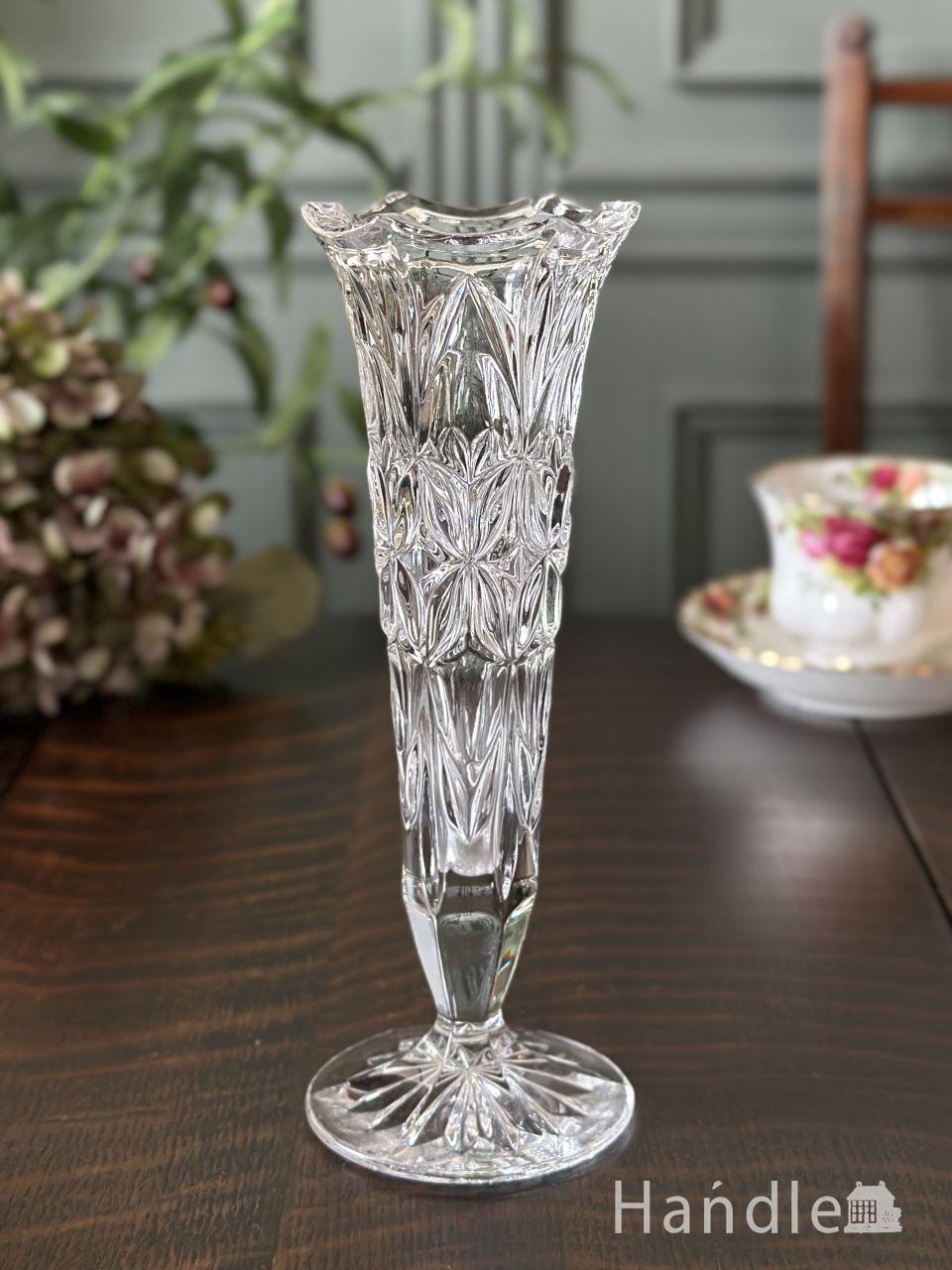 上品なフリルとドットがオシャレ、ミルクガラスのフラワーベース（花器