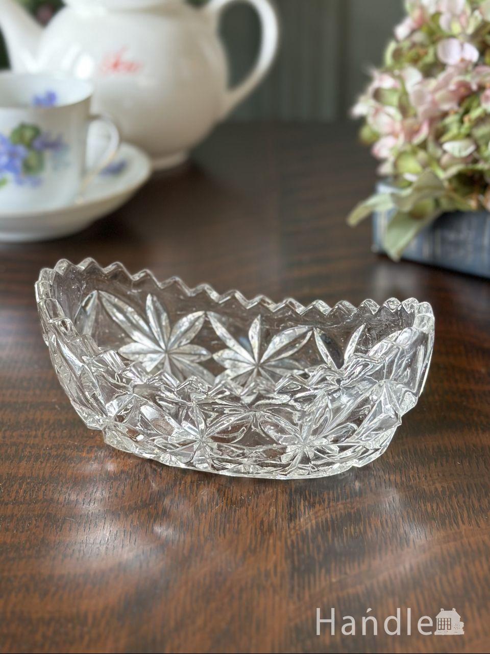 ダブルハンドルのおしゃれなアンティークグラス、プレスドグラスの
