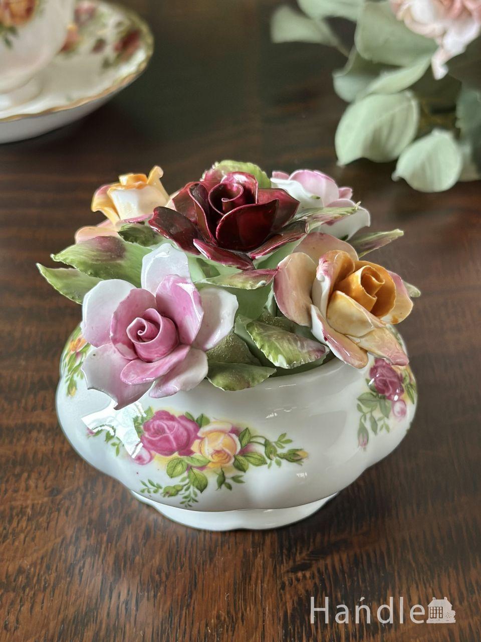 ロイヤルドルトンの陶磁器で出来たお花、イギリスで見つけた