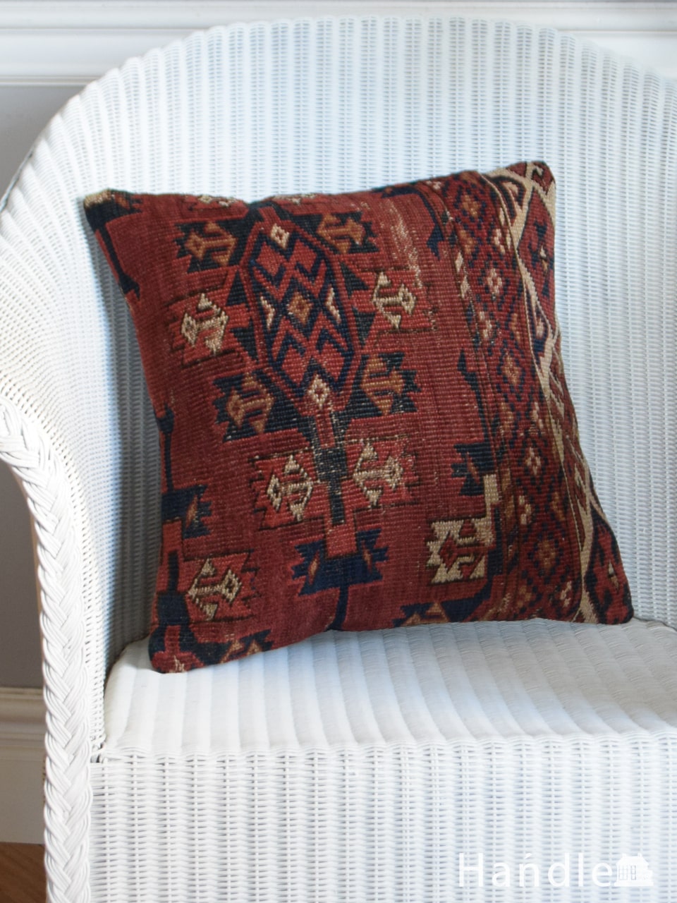 トライバルラグを使ったアンティークのクッション、おしゃれな