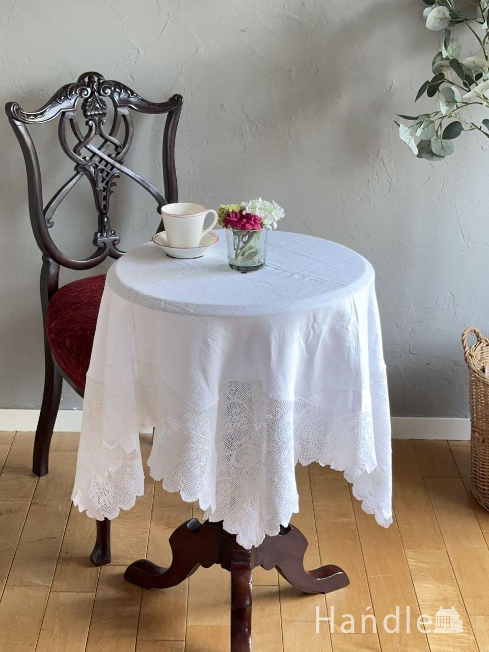 フランスから届いたアンティーク雑貨、美しいフィレレースのテーブル