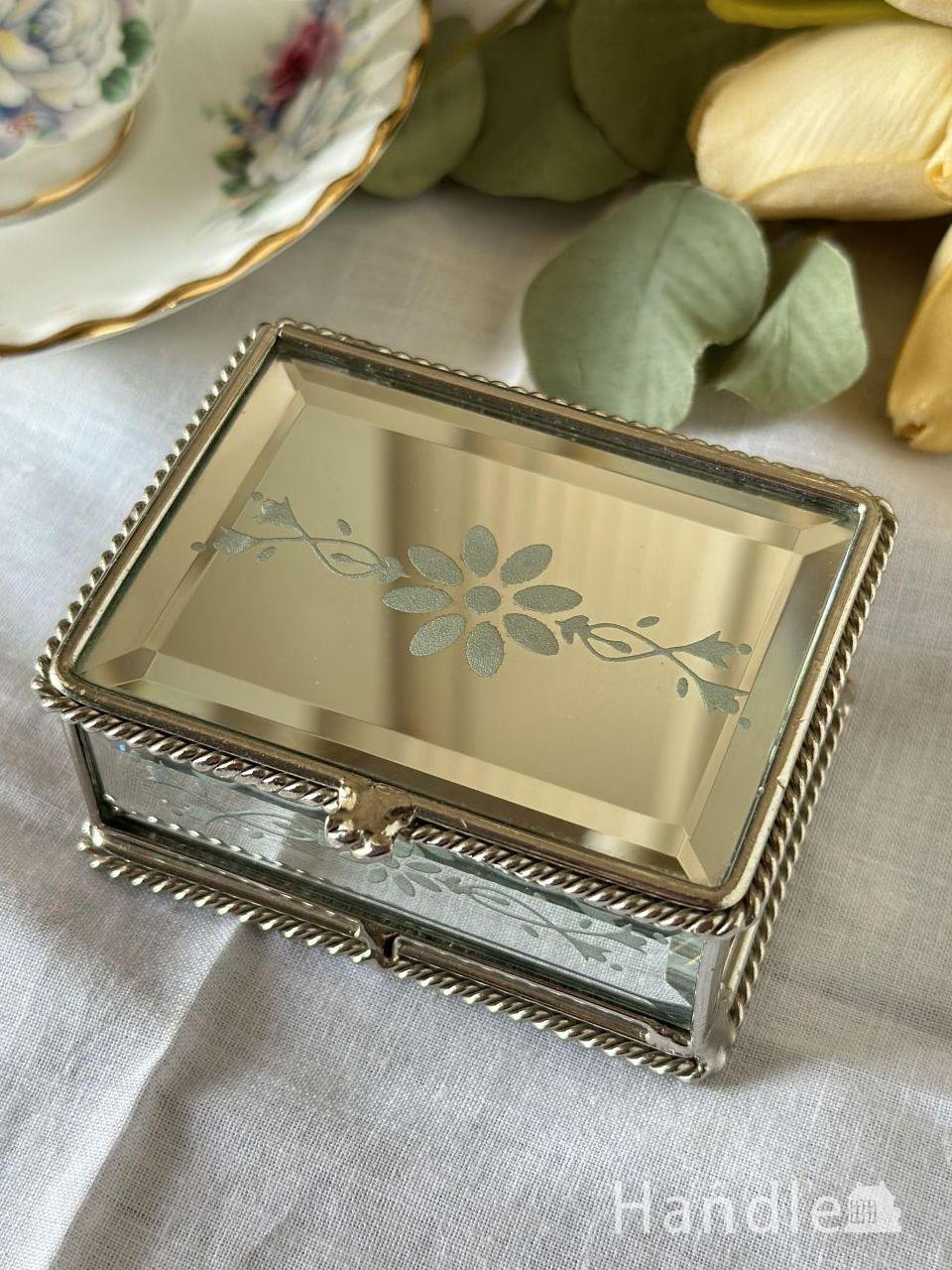 アンティークのおしゃれな小物入れ、ミラー仕様のメタルジュエリー