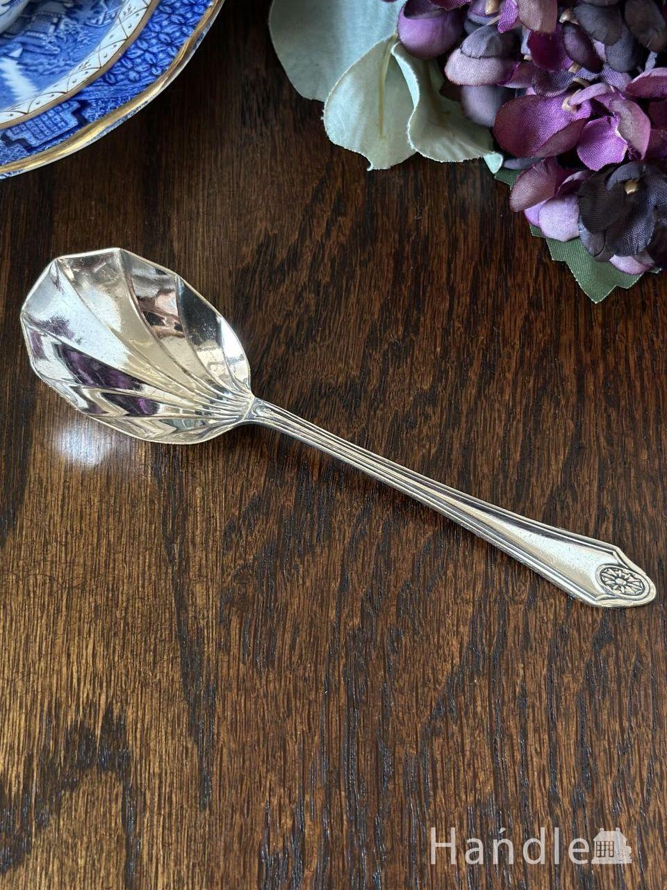 英国アンティークのスプーン、貝の形がおしゃれなシルバープレート(m