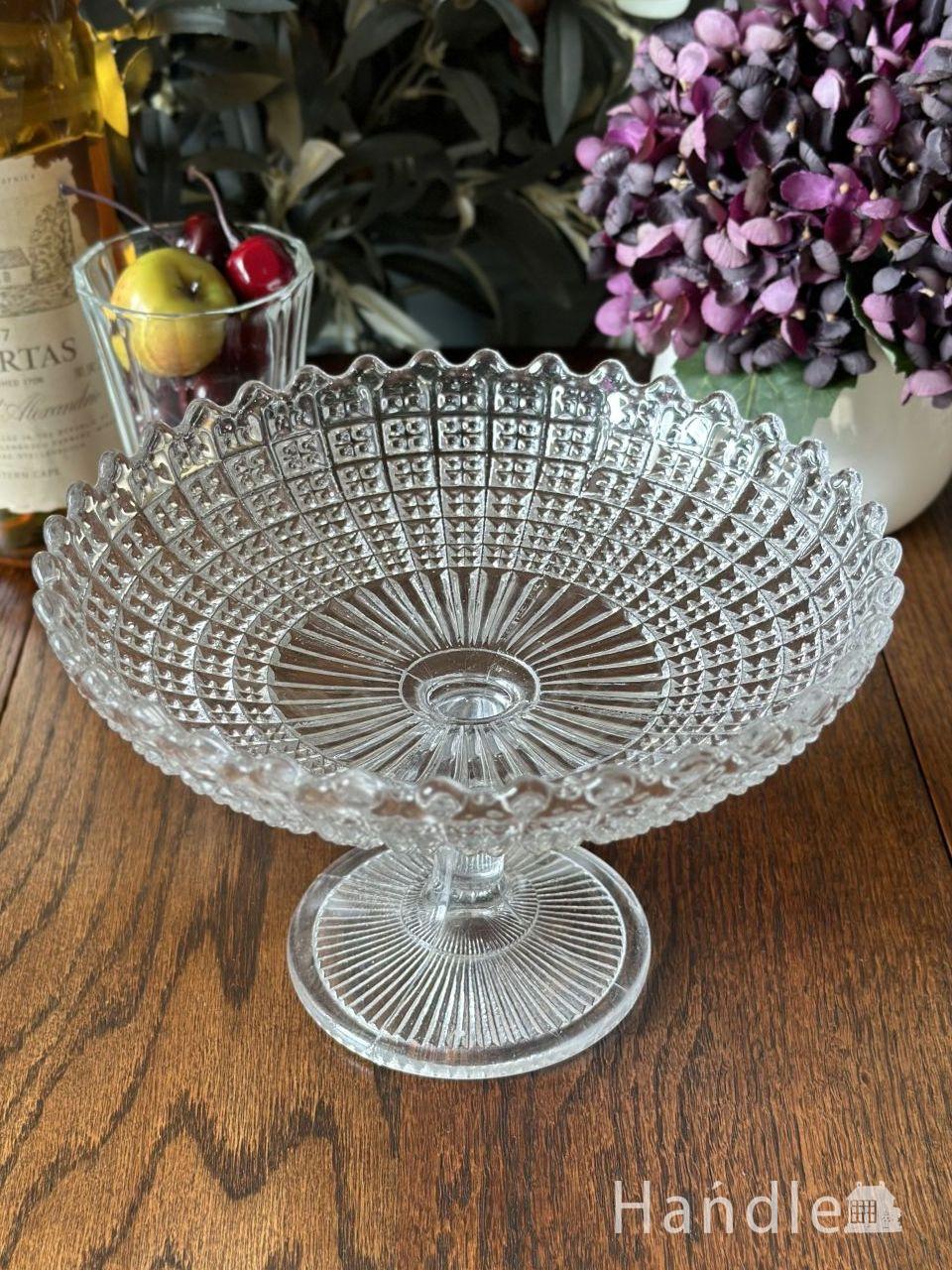 幾何学模様の型押しガラスが美しい、アンティークガラスのコンポート