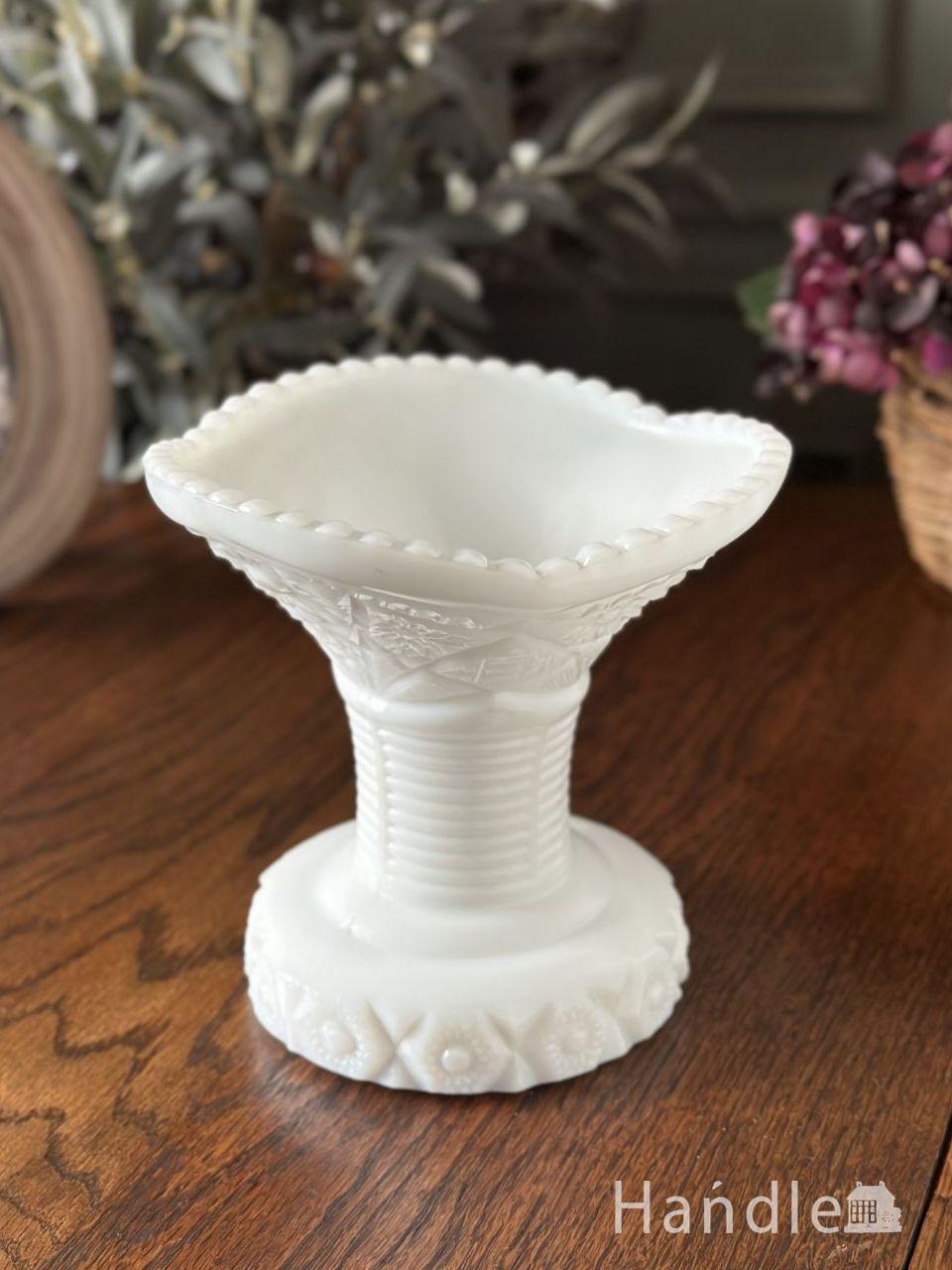 ミルク色のアンティークガラスの花器、真っ白いアンティークガラスが
