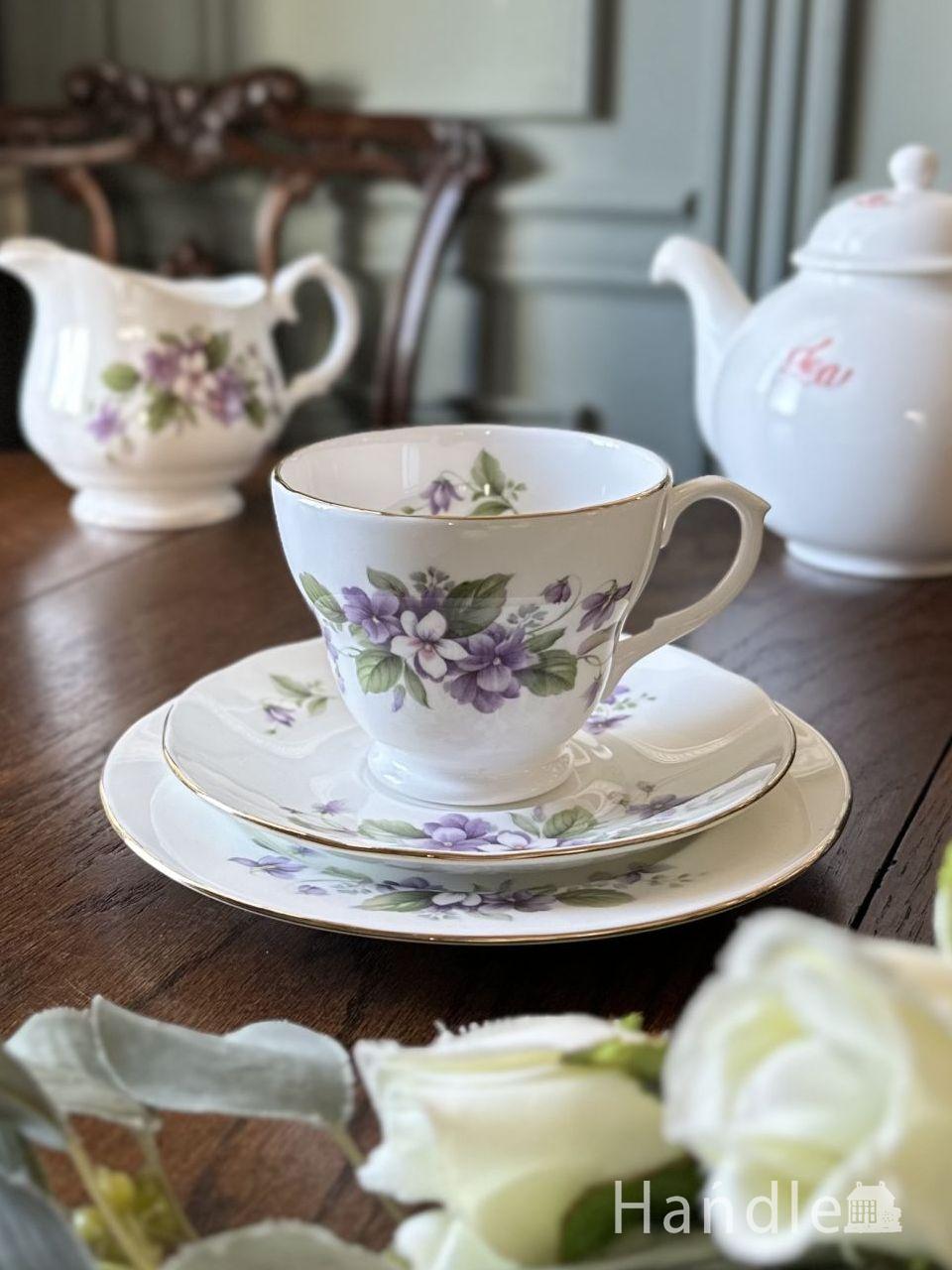 スミレの花が咲き誇るDUCHESS（ダッチェス）、英国アンティークの