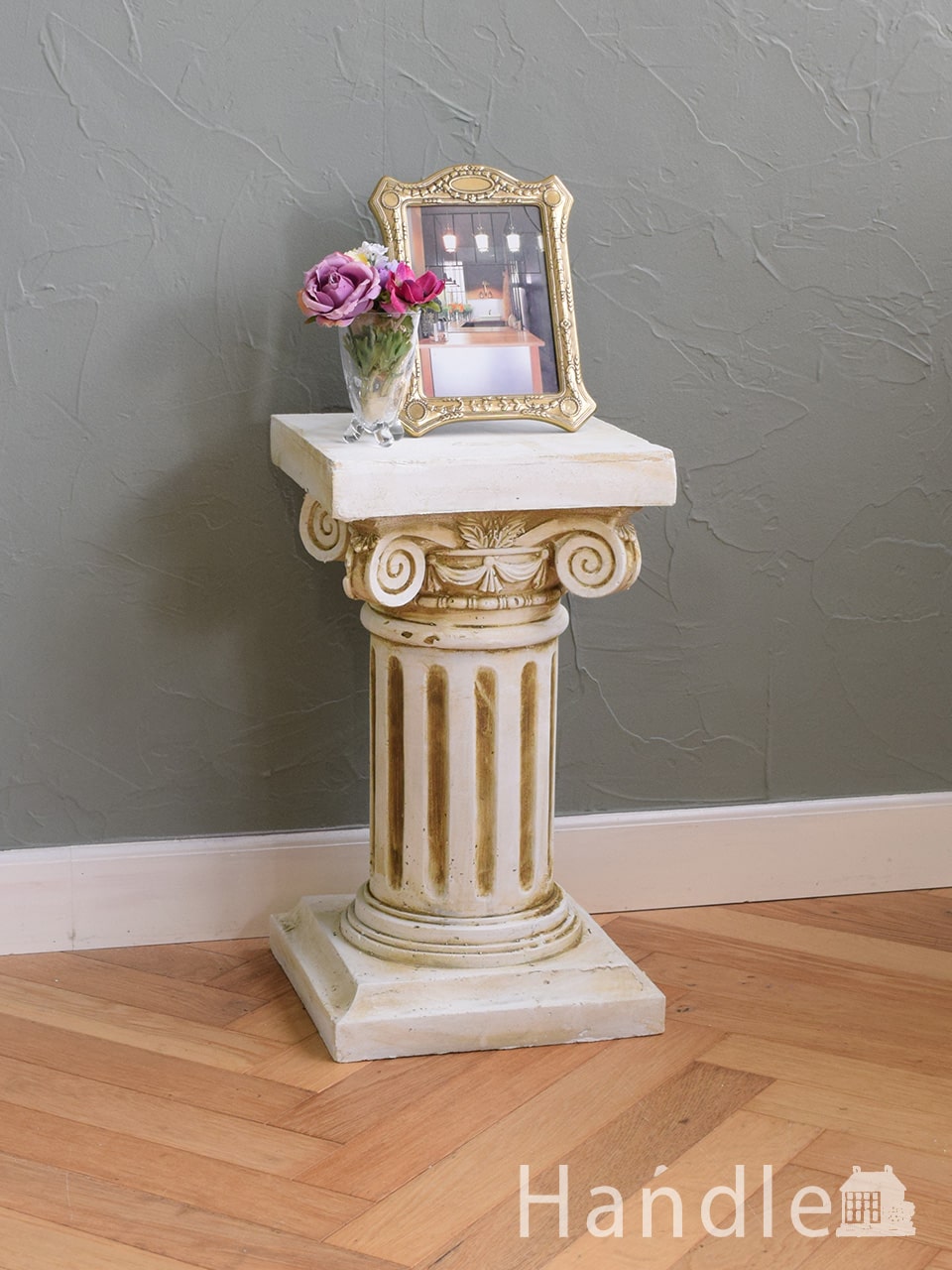 ヨーロッパ調の雰囲気漂うアンティーク風のおしゃれな花台（コラム