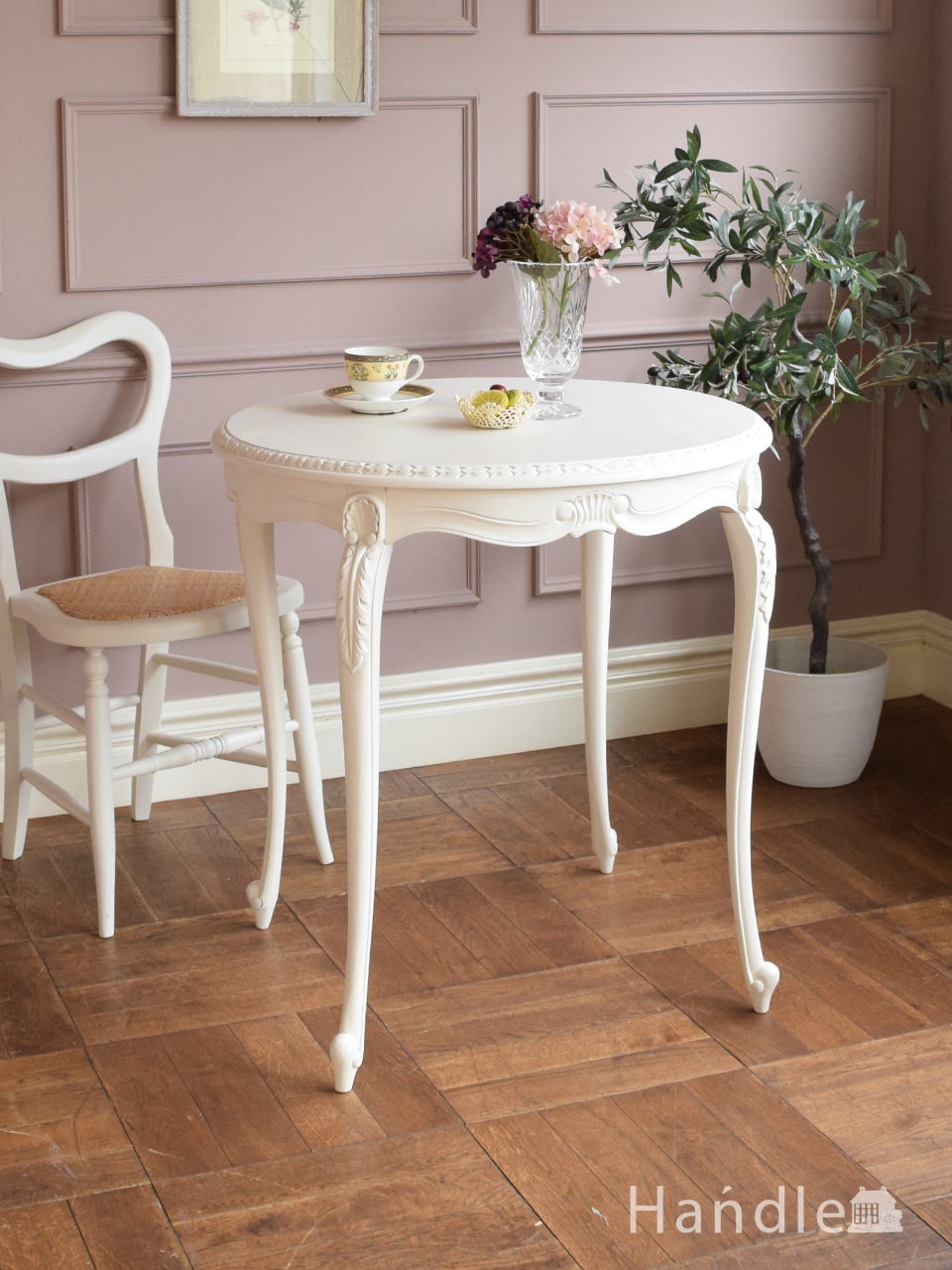 猫足が美しい白いティーテーブル、フレンチアンティーク調のおしゃれな