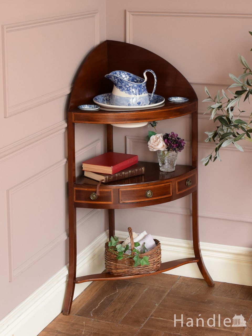 英国輸入のアンティーク家具、彫刻がかっこいいオープン棚のブック