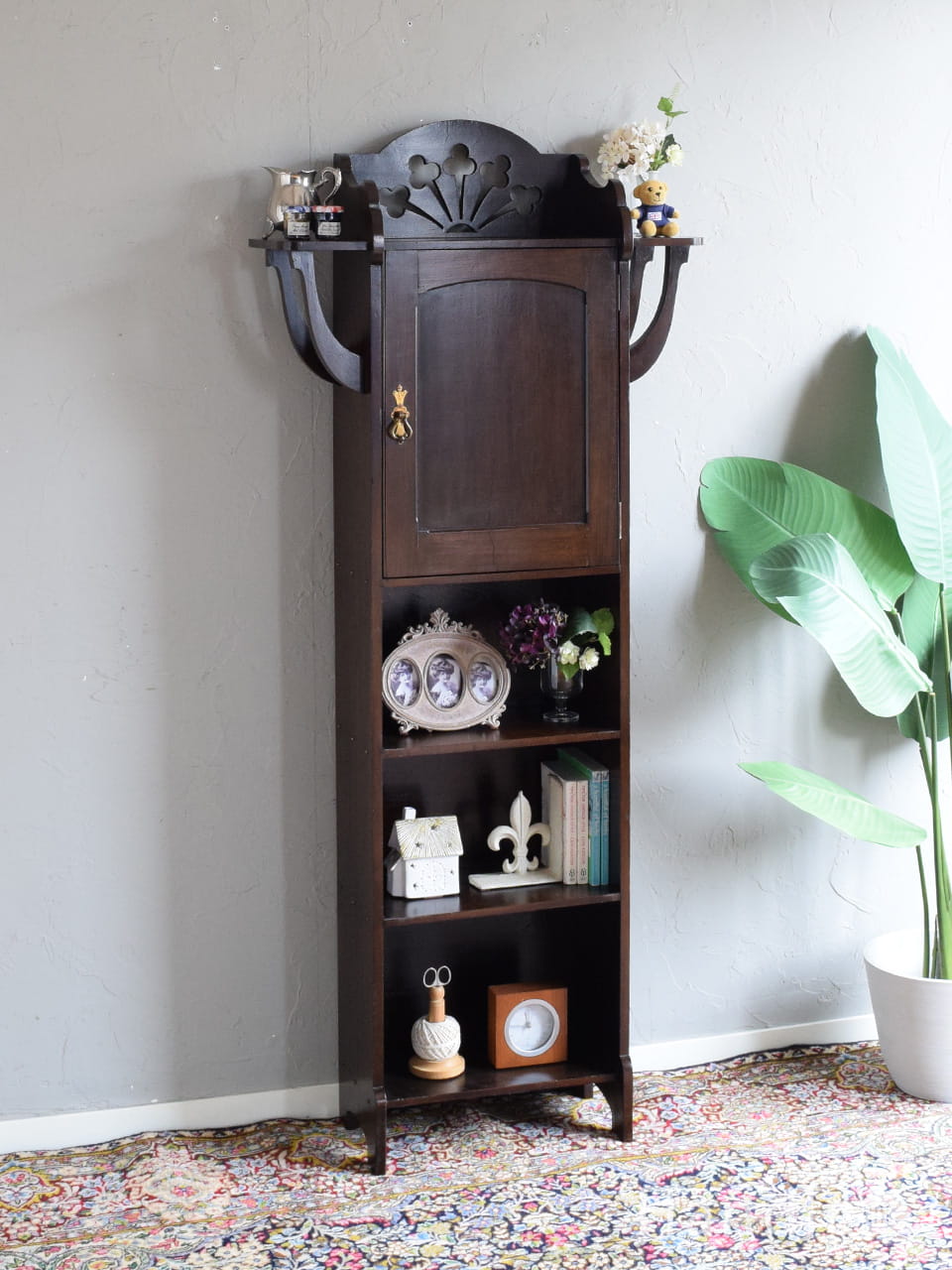 英国アンティーク家具、角に置けるコーナーカップボード（シェルフ）(q