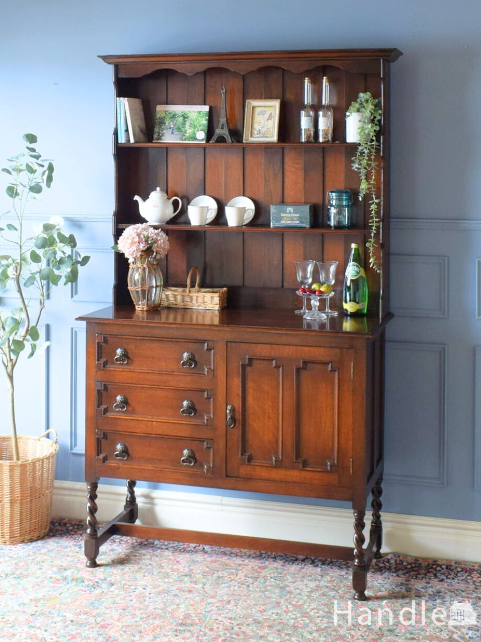 英国らしいアンティーク家具、コーナーの置けるカップボード