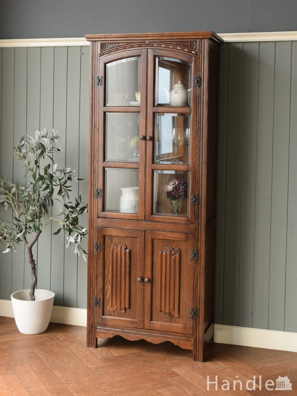 アンティーク調のおしゃれなコンソールテーブル、玄関にピッタリの飾り