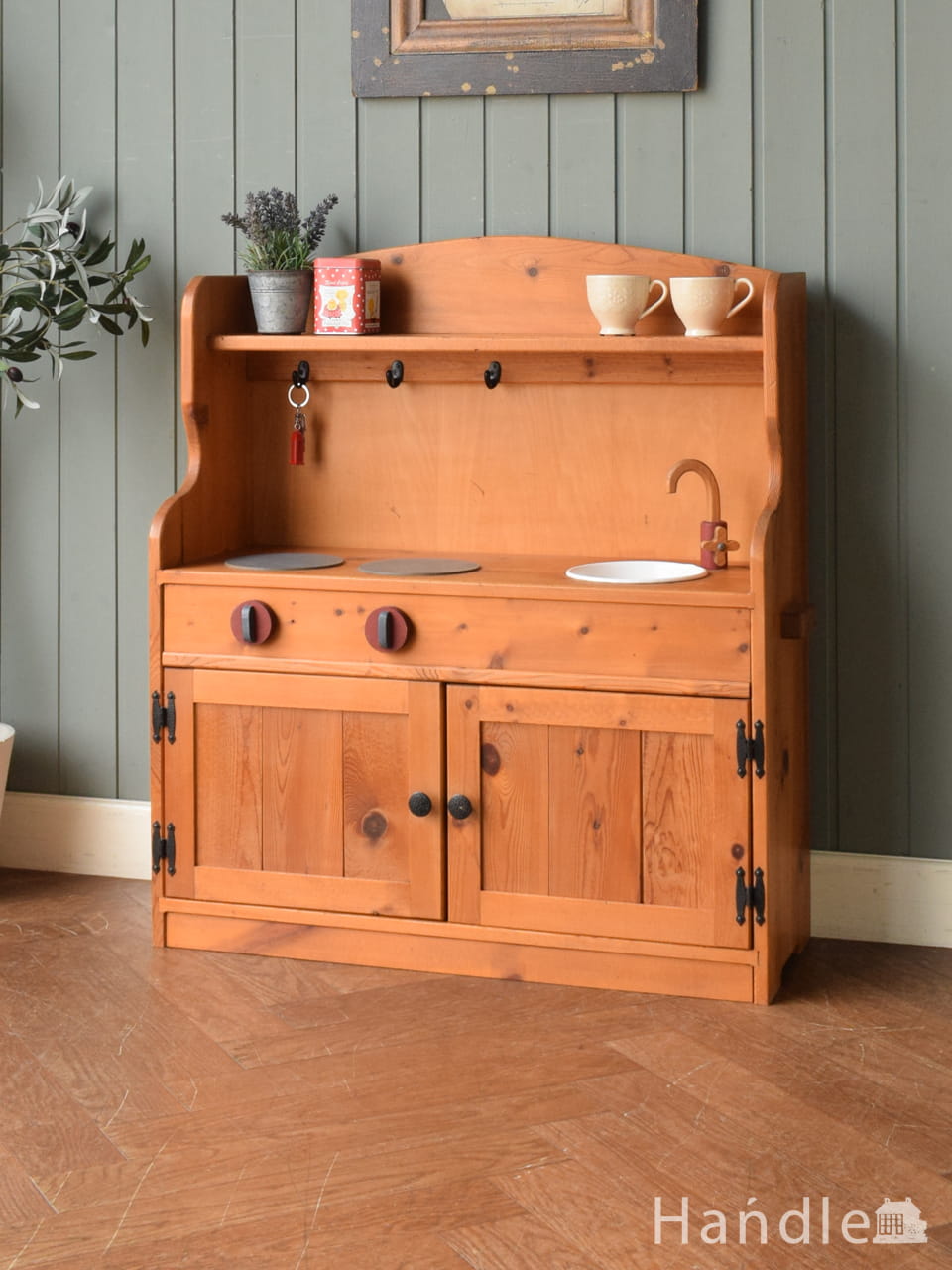 アンティーク調のおしゃれな傘立て、イタリア生まれの木製アンブレラ