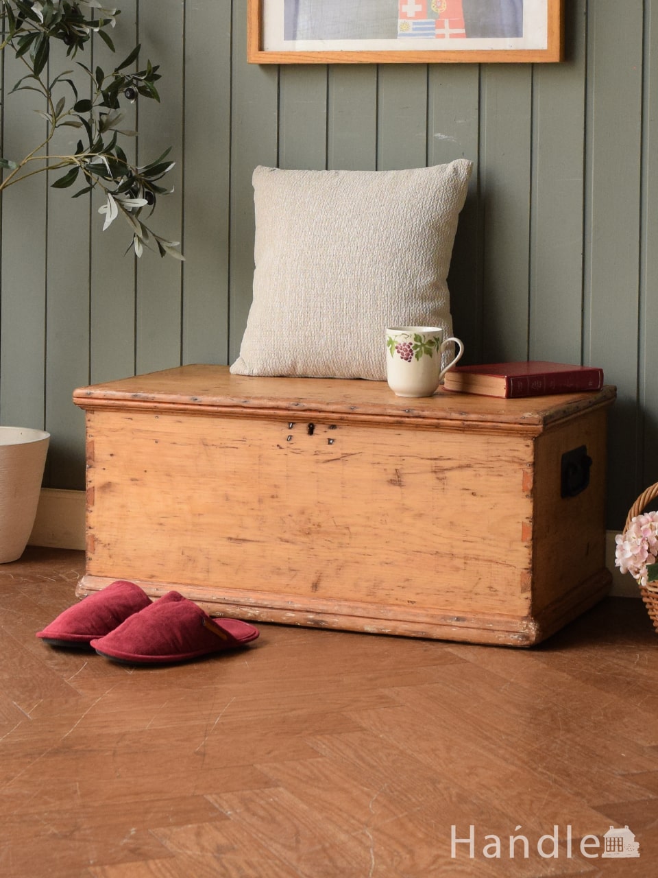 英国アンティークの収納家具、リネンフォールドがキレイなコファ