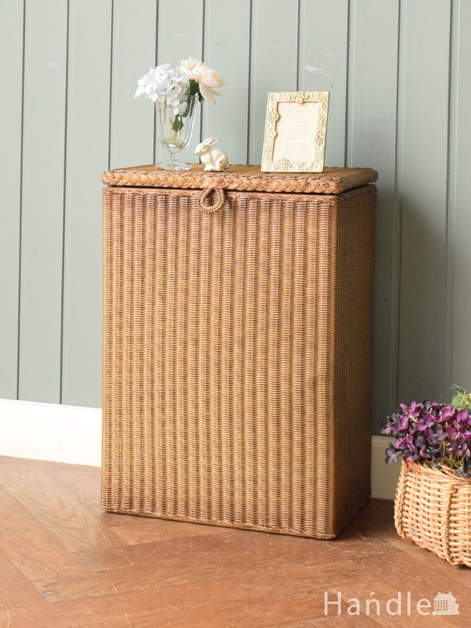 イギリスのアンティーク収納ボックス、彫が美しい小さなブランケット