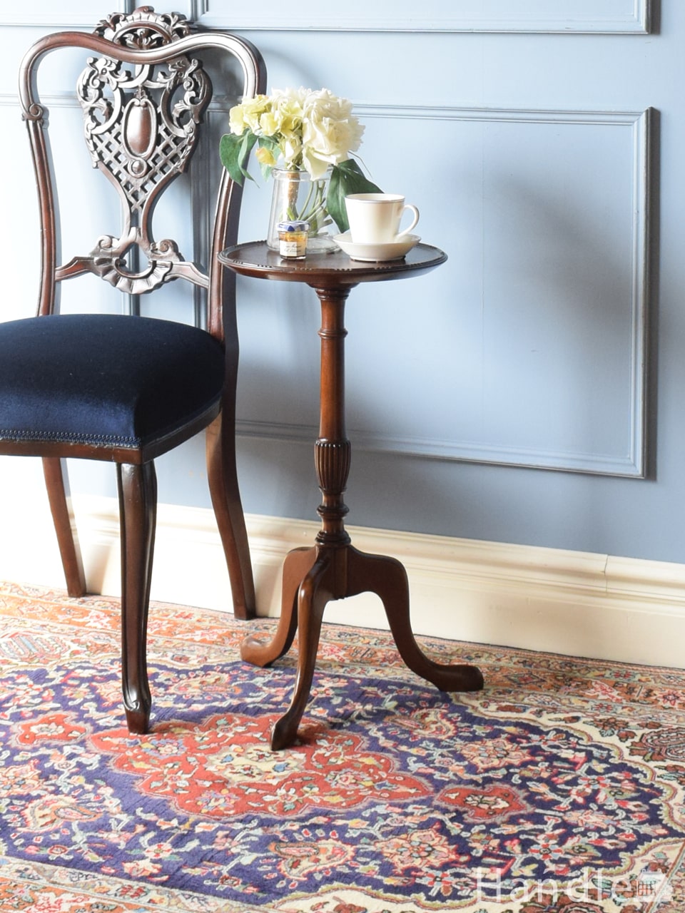 英国アンティークのローテーブル、持ち運び便利なコンパクトサイズの