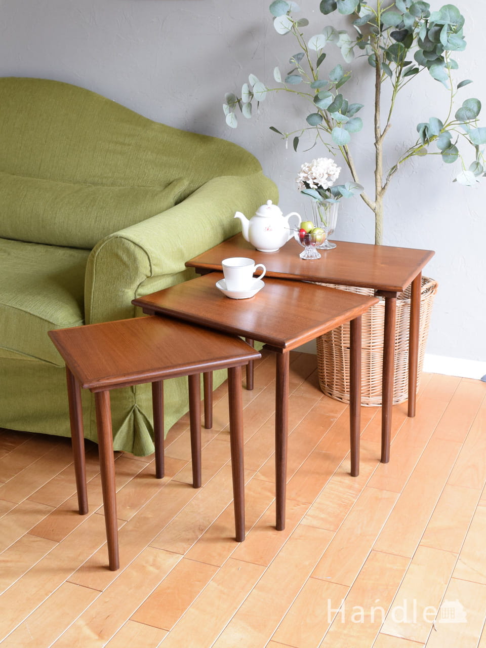 イギリスから届いたアンティークのローテーブル、マホガニー材の上品な