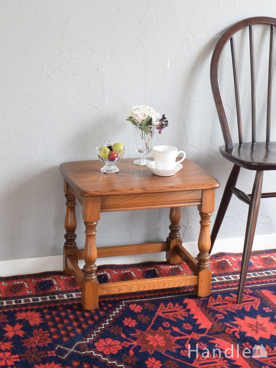 英国アンティークのローテーブル、マホガニー材の杢目が美しいコーヒー