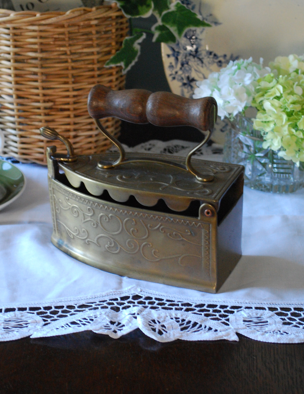 フランスで見つけたアンティーク雑貨、真鍮製のアイロン型小物入れ(d