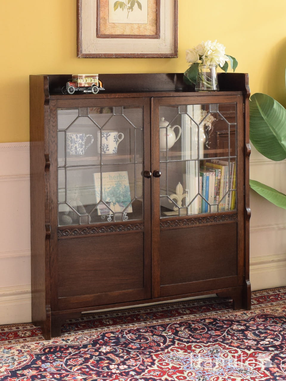 美しいステンドグラスの扉、英国アンティーク家具のブックケース（本棚
