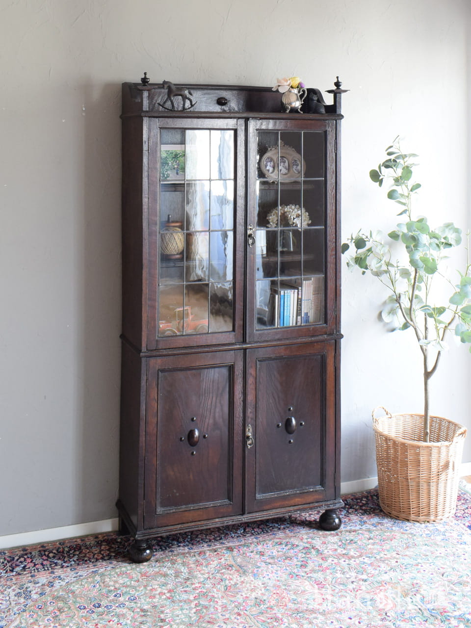 イギリスのアンティークキャビネット、おしゃれなステンドガラス扉付き
