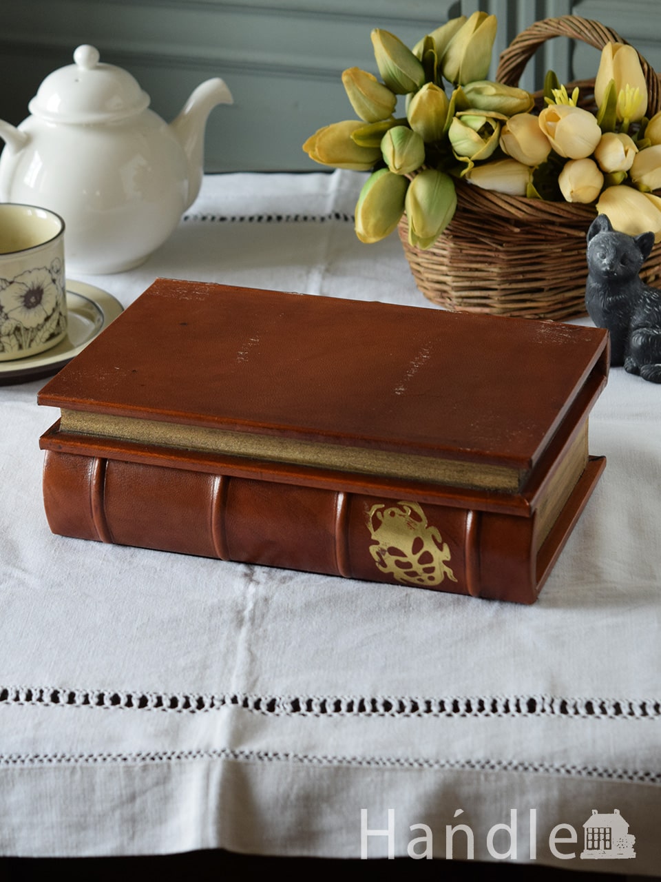 アンティーク調のおしゃれなインテリア雑貨、レザー製のおしゃれな