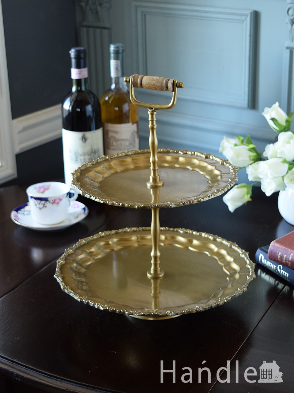 アンティーク風のおしゃれな2段トレー、木製の持ち手が付いたケーキ